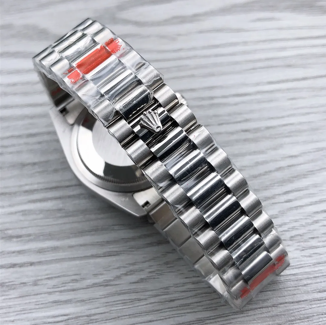 Rolex ROLEX Sky Day-Date Series BL1 (m228239-0055) "Real Meteorite" literally comes from the distant outer space. It is made of Muonionalusta meteorite iron imported from Sweden. Each piece is carefully selected to have a unique criss-crossed bevel of iron and nickel "Weide". "Man" pattern is produced, from the selection of raw materials to the final finished product, the scrap rate is extremely high. It is produced according to Swiss authentic craftsmanship. After 20 processes, it bids farewell to the visual fatigue caused by the original color of meteorite black, gray and earthy cement color, and restores the most authentic feeling of authenticity. It further highlights the three characteristics of white, bright and shiny, making the exquisite and unique meteorite letters bring a perfect visual feast. It may seem ordinary, but it can make every watch with meteorite letters become an "orphan".