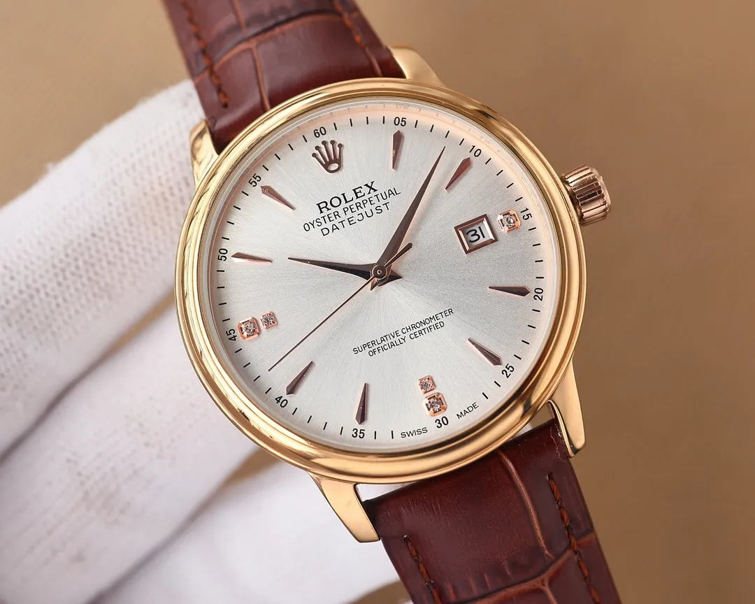 The latest 2023 hot model is the Rolex [ROLEX] men's watch. It adopts a unique dial design and is matched with a more high-end and luxurious Rolex. When you first meet Rolex, you must dream of owning it one day. Wearing a Rolex will make you prosperous and prosperous. You deserve it. Reviews are welcome! ! Movement: with brand new imported 8215 Citizen (zero repair) Size: 40 Mirror: sapphire glass never scratched Material: 316L stainless steel case Power: 48 hours storage Waterproof depth: 100 meters Italian calf leather belt, original pin buckle!