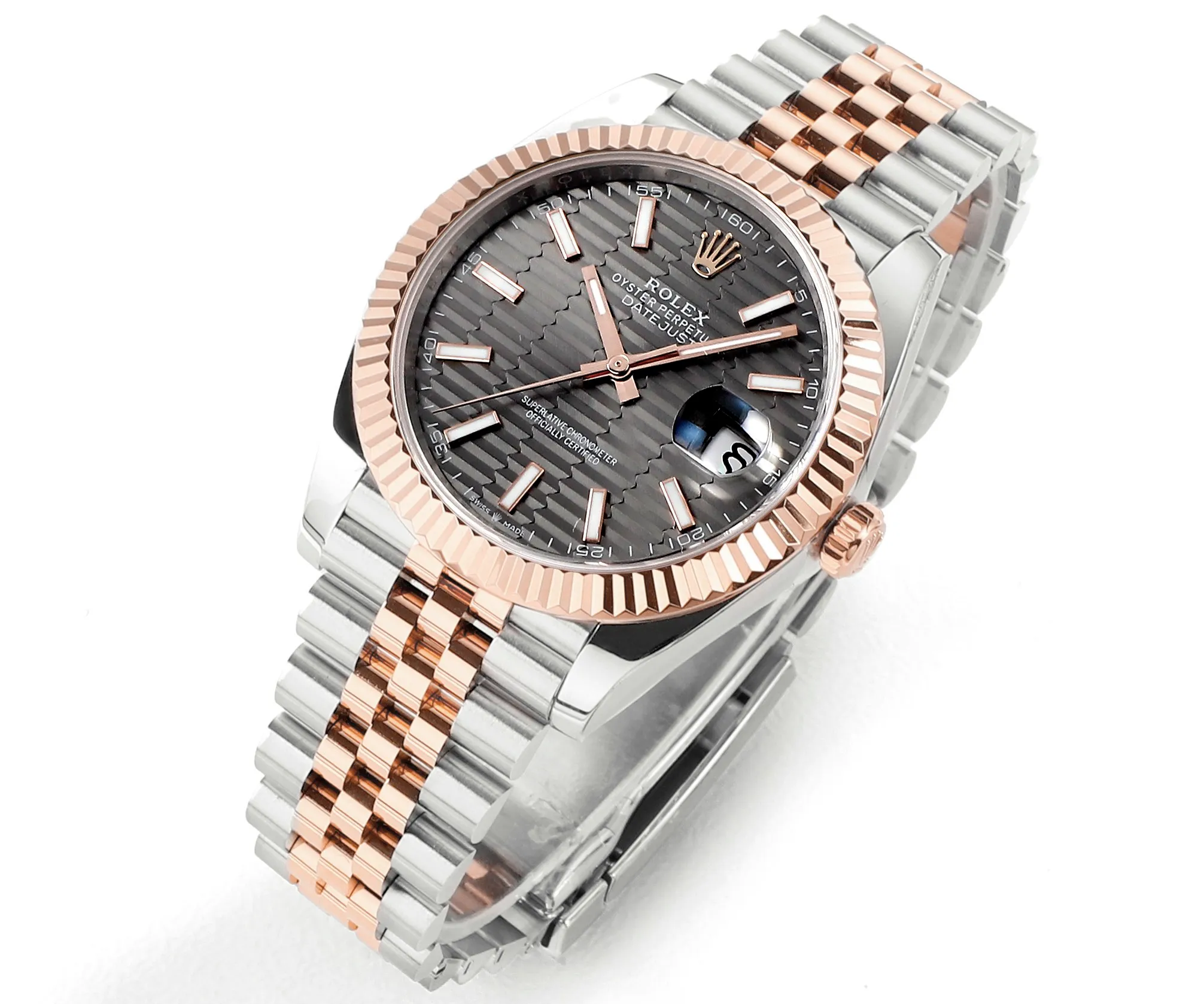 【High-end replica】💰1240! 【Customized all-in-one machine】💰1900! [Top replica] Private chat! ! ! The Rolex Datejust 41mm series creates a classic watch model. 1: The movement adopts Swiss 3235 movement. 2: In terms of material, the overall material is made of 904 steel. The curvature of the side of the case is polished in place, and the thickness of the side is consistent with the original. 3: Classic dog tooth collar. The platinum (electroplated) ring presents a radiant light effect that is extremely close to the original version, and the triangular pit pattern is clean and neat. 4: The watch mirror is made of real sapphire mirror, which increases the transparency of the watch. At the same time, it has been treated with anti-glare technology, making it very convenient to read watch data and has high hardness. 5: The only synchronous original thickness in the market is 11.5mm. This picture was taken in top reproduction quality!