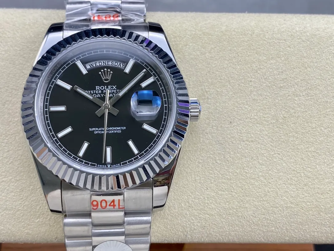 【High-end replica】💰1240! Rolex Dual Calendar Day Date Series 40mm [Diameter] 40mm [Movement] Equipped with imported fully automatic mechanical movement [Ring] Rolex RingCommand triangular pit pattern / aperture [Mirror] Scratch-resistant sapphire glass mirror [Material] Imported 316L stainless steel case [Strap] Stainless steel (Oystersteel) optional three-bead/five-bead chain strap [Buckle] Original buckle Super high quality, more beautiful in kind, market exclusive! Classic men's casual watch, the standard accessory for successful men, allowing you to wear it once and for all!