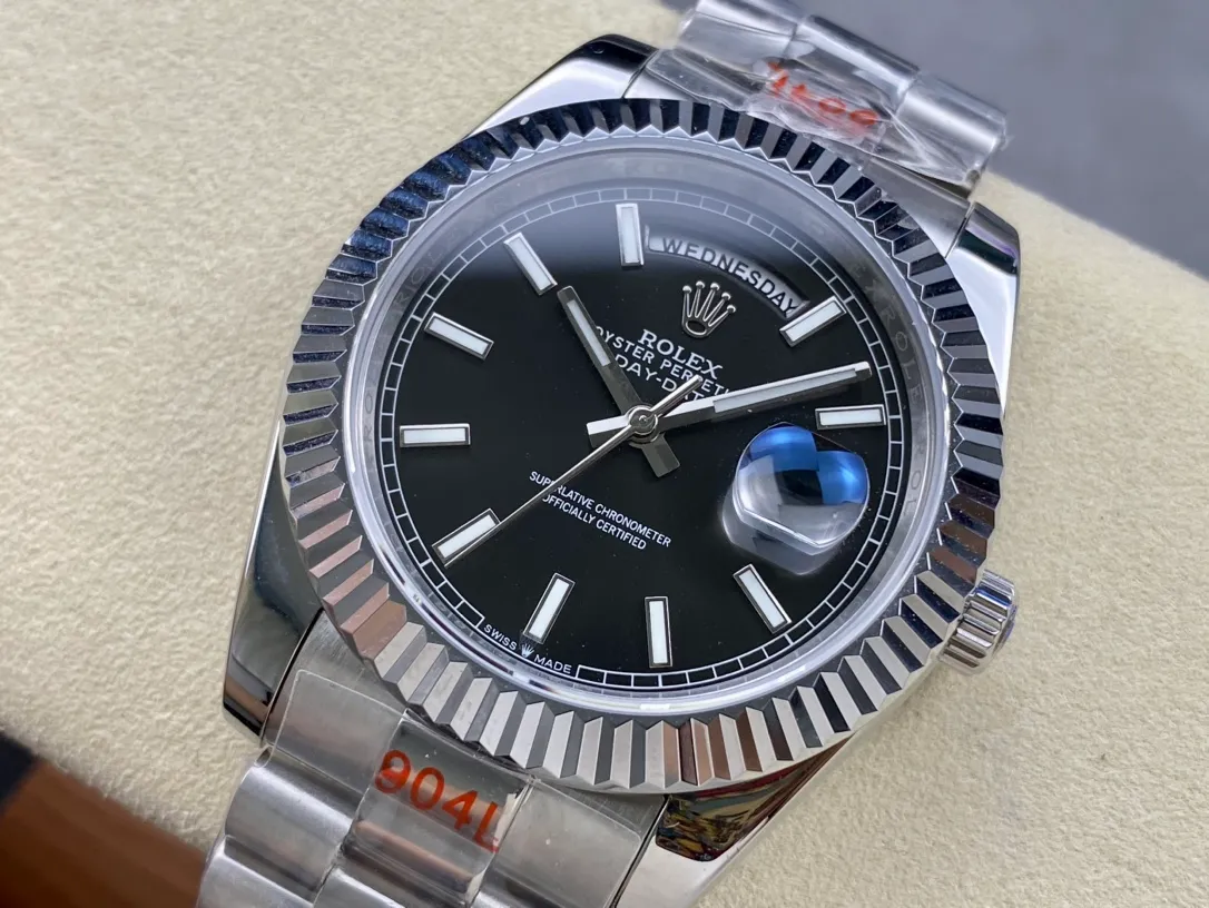 【High-end replica】💰1240! Rolex Dual Calendar Day Date Series 40mm [Diameter] 40mm [Movement] Equipped with imported fully automatic mechanical movement [Ring] Rolex RingCommand triangular pit pattern / aperture [Mirror] Scratch-resistant sapphire glass mirror [Material] Imported 316L stainless steel case [Strap] Stainless steel (Oystersteel) optional three-bead/five-bead chain strap [Buckle] Original buckle Super high quality, more beautiful in kind, market exclusive! Classic men's casual watch, the standard accessory for successful men, allowing you to wear it once and for all!