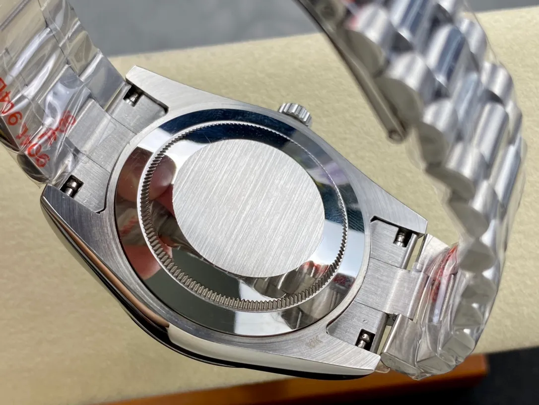 【High-end replica】💰1240! Rolex Dual Calendar Day Date Series 40mm [Diameter] 40mm [Movement] Equipped with imported fully automatic mechanical movement [Ring] Rolex RingCommand triangular pit pattern / aperture [Mirror] Scratch-resistant sapphire glass mirror [Material] Imported 316L stainless steel case [Strap] Stainless steel (Oystersteel) optional three-bead/five-bead chain strap [Buckle] Original buckle Super high quality, more beautiful in kind, market exclusive! Classic men's casual watch, the standard accessory for successful men, allowing you to wear it once and for all!