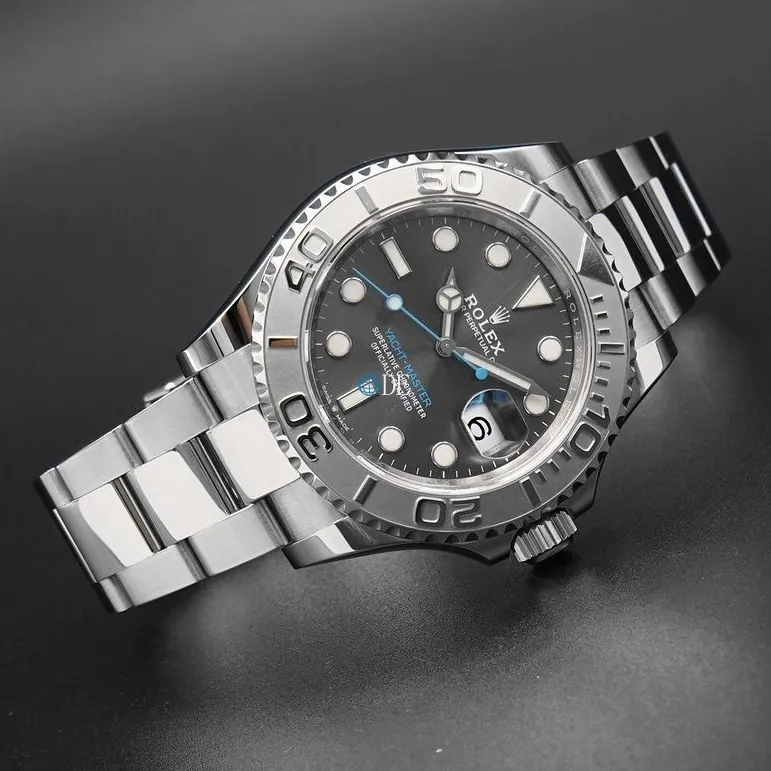 【Top replica】💰3500! The strongest replica version of the Rolex 3135 movement on the market. The real original model is 1:1 molded. The four steel stamps on the bottom of the ears are exactly the same as the original. Few people in the market follow the details of the original. Both the workmanship and overall feel are the closest to genuine products on the market. Size: 40*11mm Look for quality, exclusive quality