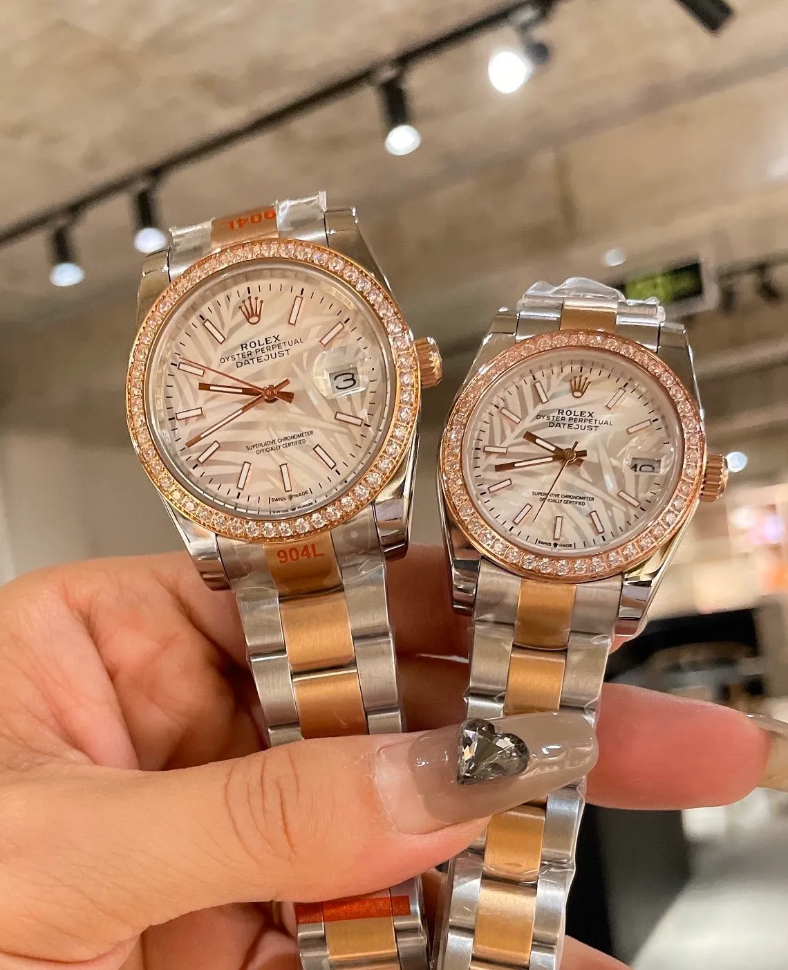 [High-end replica] 💰960 each! Rolex Datejust series classic women's model, solid three-bead steel belt-original press buckle, Xiaohongshu hot recommendation, the design shows the unique noble and elegant goddess temperament! The 316 stainless steel case is paired with Swarovski crystal diamonds and is inlaid by hand. Its feminine, high-end and not flashy style is widely loved by successful people. It has gradually gained popularity and is highly respected by ladies from all walks of life. Exquisite craftsmanship, combining nobility, elegance and unique temperament