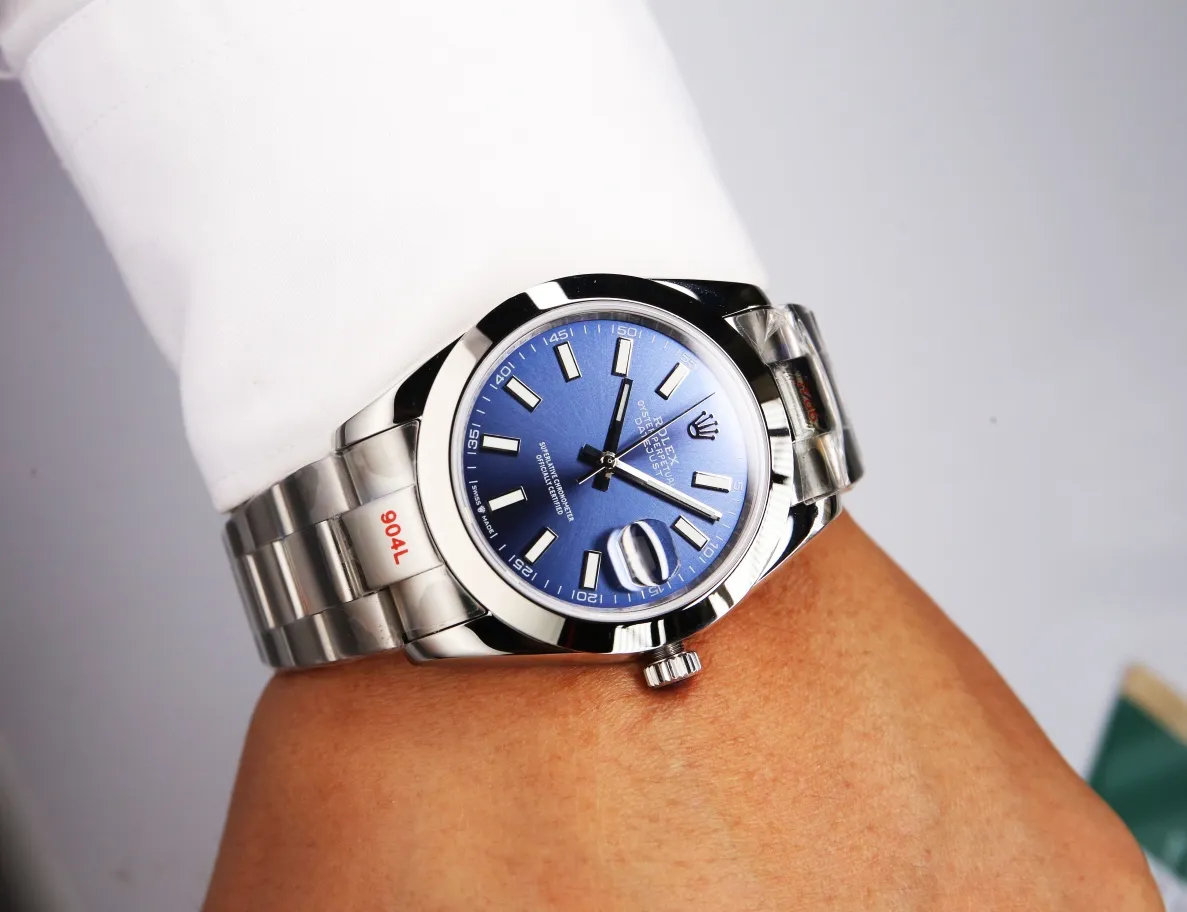 【High-end replica】💰1240! 【Customized all-in-one machine】💰1720! Rolex Oyster Perpetual Datejust 41mm series watches, timeless elegance! [Oyster case, symbol of waterproofing] The diameter of the watch is 41mm, the thickness is consistent with the original, and the data is consistent with the genuine product 1. Classic Oyster case with triangular grooved outer ring 2. The handle adopts a screw-in design to restore the double buckle lock dual waterproof system 3. Mirror material - wear-resistant and scratch-resistant sapphire mirror, anti-reflective convex magnification (2.5 times) calendar window [Strap details] Different watch models are matched with different steel straps 1. Commemorative strap Jubilee Bracelet (five-bead belt) Material: stainless steel, commemorative type, five-row link 2. Oyster bracelet Oyster Bracelet (3-bead belt). Material: Stainless steel, head-shaped, semi-circular three-row link 3. Buckle type Folding buckle, concealed folding crown buckle [Movement] Using the exquisite and stable Japanese 8215/9015 movement, it is steady and simple, reserved, showy but not flattering, long-lasting elegance! (Extreme reproduction requirements create high quality, playing with more than just concepts!) (Focus on original new machines) Focus is an attitude, produced by JH!