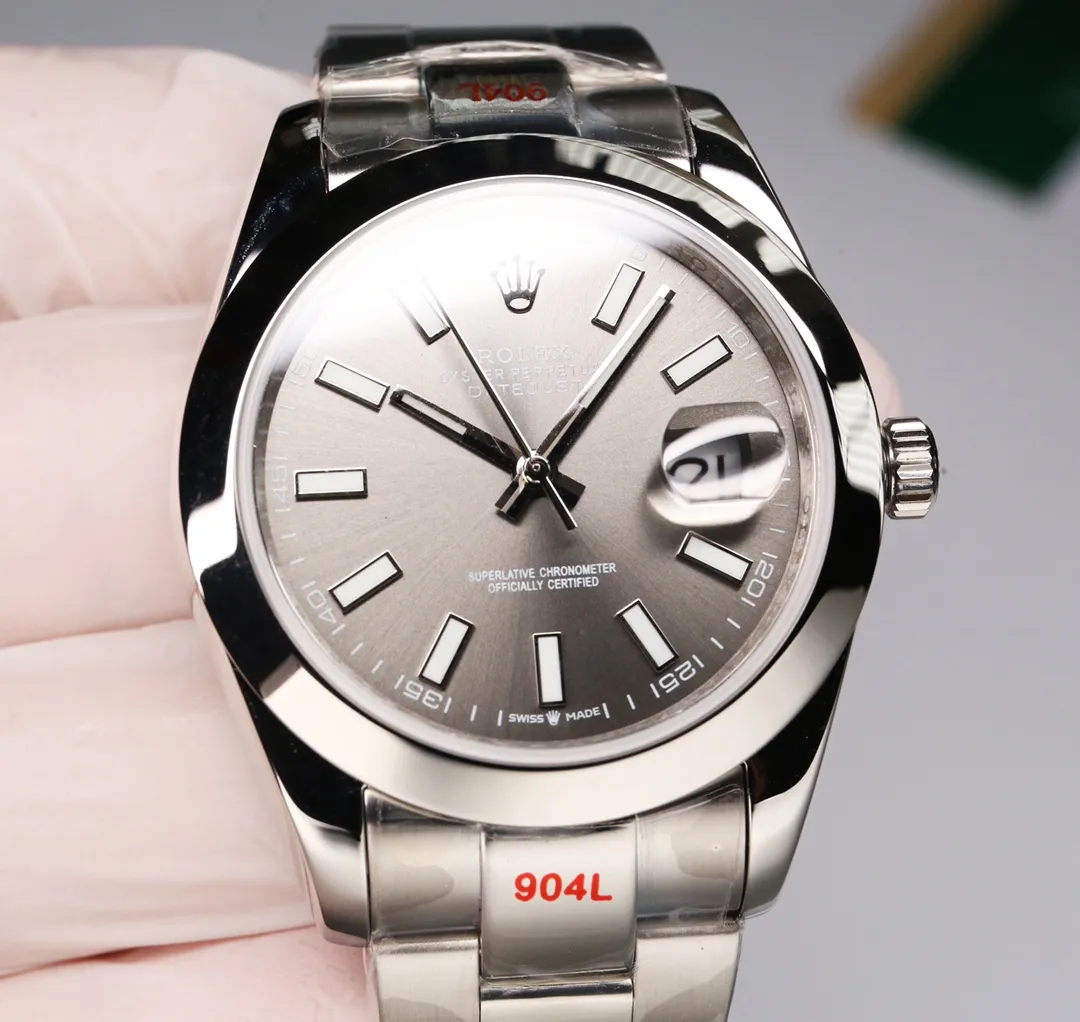 【High-end replica】💰1240! 【Customized all-in-one machine】💰1720! Rolex Oyster Perpetual Datejust 41mm series watches, timeless elegance! [Oyster case, symbol of waterproofing] The diameter of the watch is 41mm, the thickness is consistent with the original, and the data is consistent with the genuine product 1. Classic Oyster case with triangular grooved outer ring 2. The handle adopts a screw-in design to restore the double buckle lock dual waterproof system 3. Mirror material - wear-resistant and scratch-resistant sapphire mirror, anti-reflective convex magnification (2.5 times) calendar window [Strap details] Different watch models are matched with different steel straps 1. Commemorative strap Jubilee Bracelet (five-bead belt) Material: stainless steel, commemorative type, five-row link 2. Oyster bracelet Oyster Bracelet (3-bead belt). Material: Stainless steel, head-shaped, semi-circular three-row link 3. Buckle type Folding buckle, concealed folding crown buckle [Movement] Using the exquisite and stable Japanese 8215/9015 movement, it is steady and simple, reserved, showy but not flattering, long-lasting elegance! (Extreme reproduction requirements create high quality, playing with more than just concepts!) (Focus on original new machines) Focus is an attitude, produced by JH!