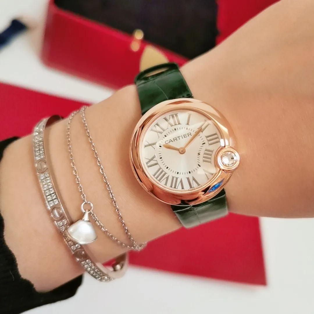 【Foreign trade import】💰1120! Upgraded version, quality upgrade without price increase. The whitest balloon and gray and black strap are closer to the original product! Cartier Ballon Blanc de Cartier series! Size 30mm! Counter genuine synchronized version! I fell in love with the white balloon at first sight! "Haze Gray" is super white! The biggest difference between the white balloon and the blue balloon is that there is a rhombus diamond in the fourth position! The low-key leather strap complements the luster of the electroplated 18k rose gold dial! The latest styles from the counter will not be as popular as blue balloons! (1)Swiss Ronda quartz movement➕(2)With fisheye sapphire mirror glass, the crown at 4 o'clock is set with a 0.14 carat diamond! The color perfectly restores the real diamond! Rhombus-shaped diamonds are different from ordinary zircons on the market! (3) Silver Roman font, not blue! The grilled blue needle hands have also been changed to rose gold! (4) We also spend a lot of money on the watch strap to achieve genuine 1:1 quality and match it with Italian cowhide.