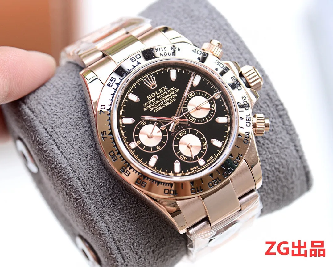 【Customized all-in-one machine】💰1720! What ZG factory sells is not watches. It is a kind of "feeling". Because of concentration, it is professional. 316S "dissolved propeller shell" is the first in China. The only one at the same price that reaches the same quality as counters🎈🎈 Taiwan ZG factory. Craftsmanship - Details determine success or failure. 🎈🎈 It took 16 months to finally come out🏅️🏅️ [Rolex Cosmograph Daytona Series] [Movement] A customized three-eye enlarged version of the fully automatic mechanical movement is used to make the distance between the three function disks consistent with the original product. [Taiwan ZG Factory] 🏆🏆Produced by 🏆🏆 All are delivered and the counters are consistent. The multi-functional travel box has the ZG logo✅ Every watch leaves the factory and is strictly tested to ensure that agents have the highest success rate for every order. Nearly zero repairs 🎈🎈 [Case] ​​Original mold opening, same price, only one 🎈🎈40mm The background texture of the disk has been filtered and corrected countless times to ensure that it is 100% consistent with the original. The Rolex metal LOGO on it is molded separately, and it can be compared to the original in terms of three-dimensionality and roundness. Easy-to-read Chroma light luminous display equipped with long-lasting luminous material [waterproof] 50 meters. 🌊🌊Perfect details ensure that every piece is delivered to the customer. It will 🉐️ receive good reviews🏅️🏅️ [Watch mirror] Flat sapphire crystal glass is scratch-resistant, the effect will not be ghosted, and it is consistent with the original product. ⚠⚠The six-digit digits are upgraded to a genuine small crown with anti-counterfeiting👑 (pay attention to details) [Buckle] Made of imported 316S steel and polished from 1:1 parts. The inner side is sanded and corroded by the Rolex steel seal. The external buckle safety ring is exactly the same as the original one. ⌚⌚ Produced by ZG Factory in Taiwan. Perfect in every detail.
