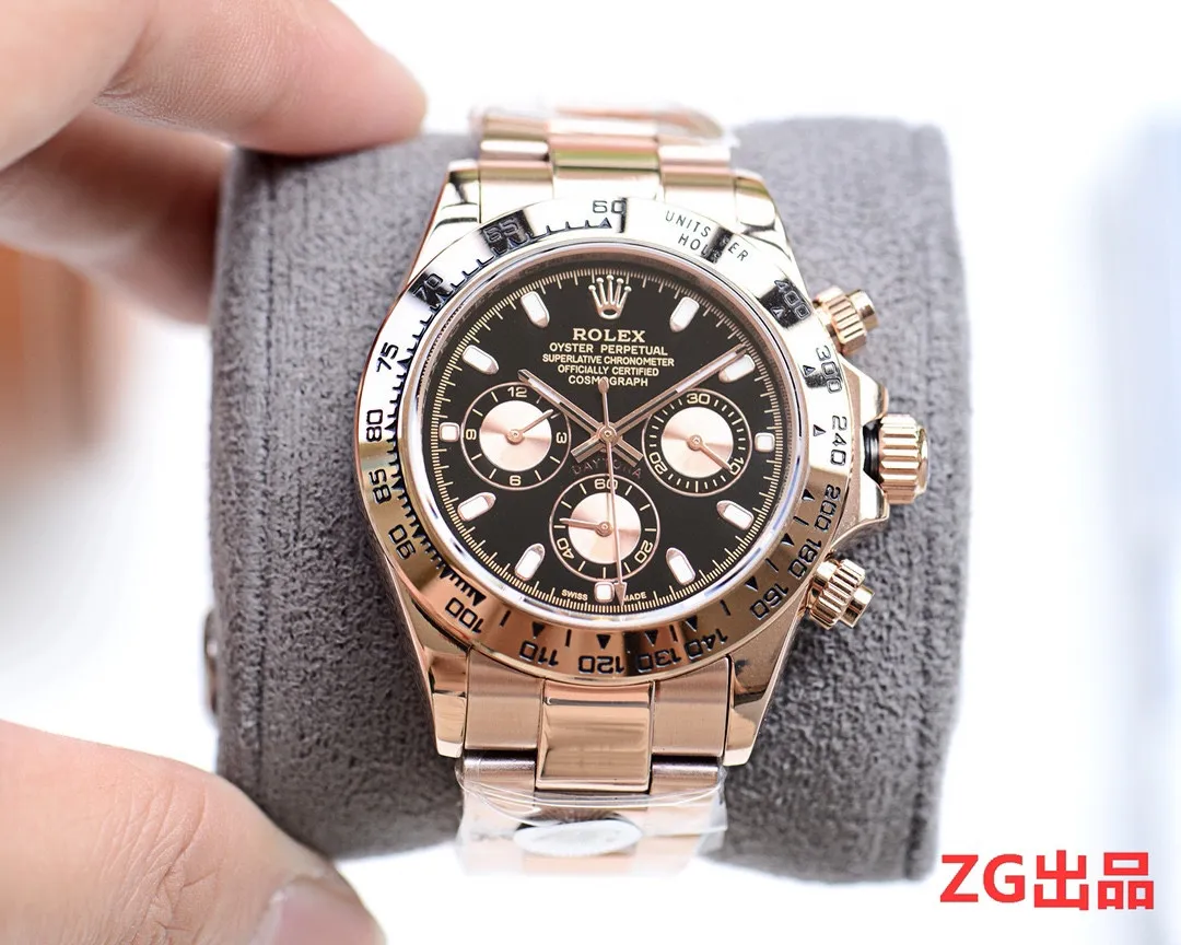 【Customized all-in-one machine】💰1720! What ZG factory sells is not watches. It is a kind of "feeling". Because of concentration, it is professional. 316S "dissolved propeller shell" is the first in China. The only one at the same price that reaches the same quality as counters🎈🎈 Taiwan ZG factory. Craftsmanship - Details determine success or failure. 🎈🎈 It took 16 months to finally come out🏅️🏅️ [Rolex Cosmograph Daytona Series] [Movement] A customized three-eye enlarged version of the fully automatic mechanical movement is used to make the distance between the three function disks consistent with the original product. [Taiwan ZG Factory] 🏆🏆Produced by 🏆🏆 All are delivered and the counters are consistent. The multi-functional travel box has the ZG logo✅ Every watch leaves the factory and is strictly tested to ensure that agents have the highest success rate for every order. Nearly zero repairs 🎈🎈 [Case] ​​Original mold opening, same price, only one 🎈🎈40mm The background texture of the disk has been filtered and corrected countless times to ensure that it is 100% consistent with the original. The Rolex metal LOGO on it is molded separately, and it can be compared to the original in terms of three-dimensionality and roundness. Easy-to-read Chroma light luminous display equipped with long-lasting luminous material [waterproof] 50 meters. 🌊🌊Perfect details ensure that every piece is delivered to the customer. It will 🉐️ receive good reviews🏅️🏅️ [Watch mirror] Flat sapphire crystal glass is scratch-resistant, the effect will not be ghosted, and it is consistent with the original product. ⚠⚠The six-digit digits are upgraded to a genuine small crown with anti-counterfeiting👑 (pay attention to details) [Buckle] Made of imported 316S steel and polished from 1:1 parts. The inner side is sanded and corroded by the Rolex steel seal. The external buckle safety ring is exactly the same as the original one. ⌚⌚ Produced by ZG Factory in Taiwan. Perfect in every detail.