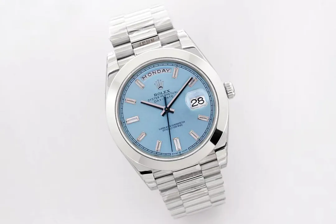 【High-end replica】💰1300! 【Top Replica】💰Private chat! Rolex Day-Date 40 [Upgraded to the new 3255 all-in-one machine] 1⃣️ Sapphire mirror, calendar 2.5x magnifying glass, the effect is synchronized with the original version. 2⃣️Oyster case structure, integrated middle case, screw-in bottom cover and winding crown. 3⃣️The structural dimensions and thickness are the same as the original ones, with a diameter of 40 mm and a thickness of 12 mm. 4⃣️ Equipped with 3255 integrated movement, the time adjustment, thickness and structure are synchronized with the original version. Picture shooting Wei's top replica real shot!