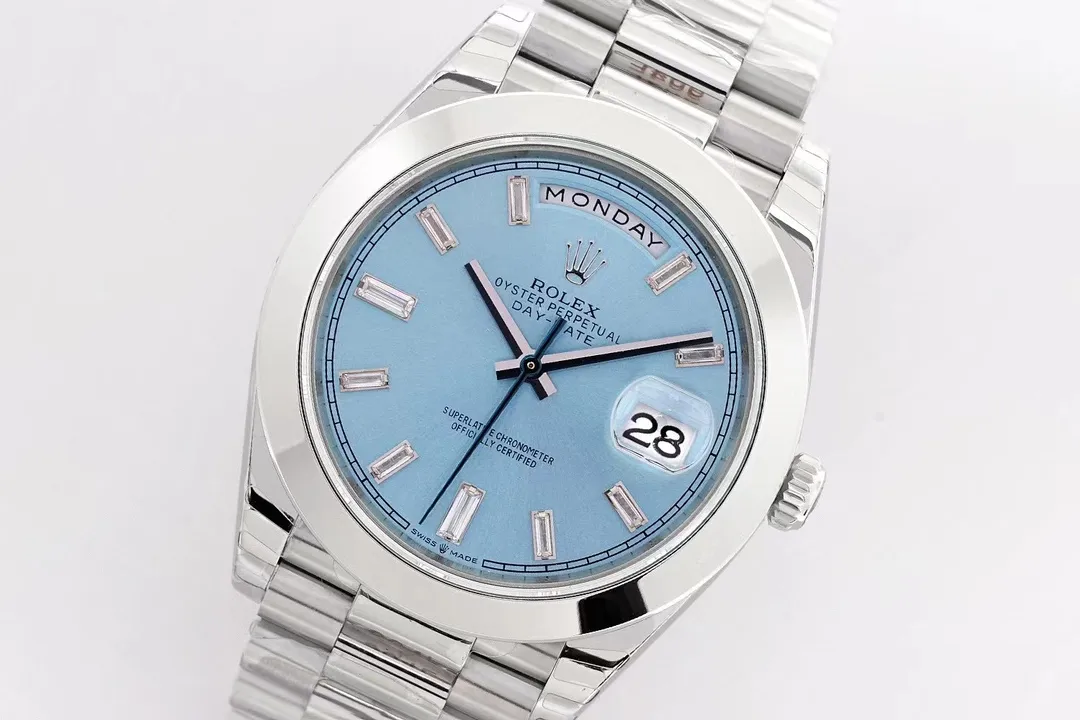 【High-end replica】💰1300! 【Top Replica】💰Private chat! Rolex Day-Date 40 [Upgraded to the new 3255 all-in-one machine] 1⃣️ Sapphire mirror, calendar 2.5x magnifying glass, the effect is synchronized with the original version. 2⃣️Oyster case structure, integrated middle case, screw-in bottom cover and winding crown. 3⃣️The structural dimensions and thickness are the same as the original ones, with a diameter of 40 mm and a thickness of 12 mm. 4⃣️ Equipped with 3255 integrated movement, the time adjustment, thickness and structure are synchronized with the original version. Picture shooting Wei's top replica real shot!
