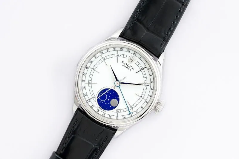 New product in 2023, EW Rolex Cellini Moon Phase 39 1⃣️ is equipped with 3195 automatic winding movement, quick-adjusting hour hand, quick-adjusting moon phase, and the functions are authentic. 2⃣️Integrated middle case, screw-in bottom cover and winding crown. 3⃣️The structural dimensions and thickness are the same as the original ones, with a diameter of 39 mm and a thickness of 12.5 mm. 4⃣️Domed sapphire glass, top-notch Italian fully-wrapped cowhide leather straps, synchronizing the timing, thickness, and structure with the original.