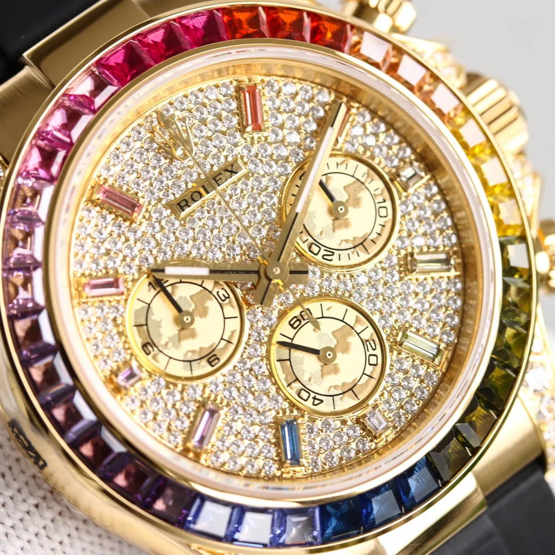 💎【SGP Factory】Latest masterpiece Cosmograph Rolex Daytona: The outer ring is inlaid with rainbow gradient sapphires, replacing the classic speedometer outer ring. The lugs and crown shoulder guards are inlaid with 56 round-cut diamonds. Each process is refined and rigorous to ensure that the angle color is as brilliant as the original version. Eye-catching [1] The dial is inlaid with 11 🌈 sapphire hour markers, corresponding to the color of the gemstones on the outer ring [2] The sapphire case has the same height, and the shell body is slim [3] It adopts imported natural rubber strap, which has a soft and delicate texture and is very comfortable to wear. The buckle details are flawlessly processed [4] equipped with 7750 mechanical chronograph movement