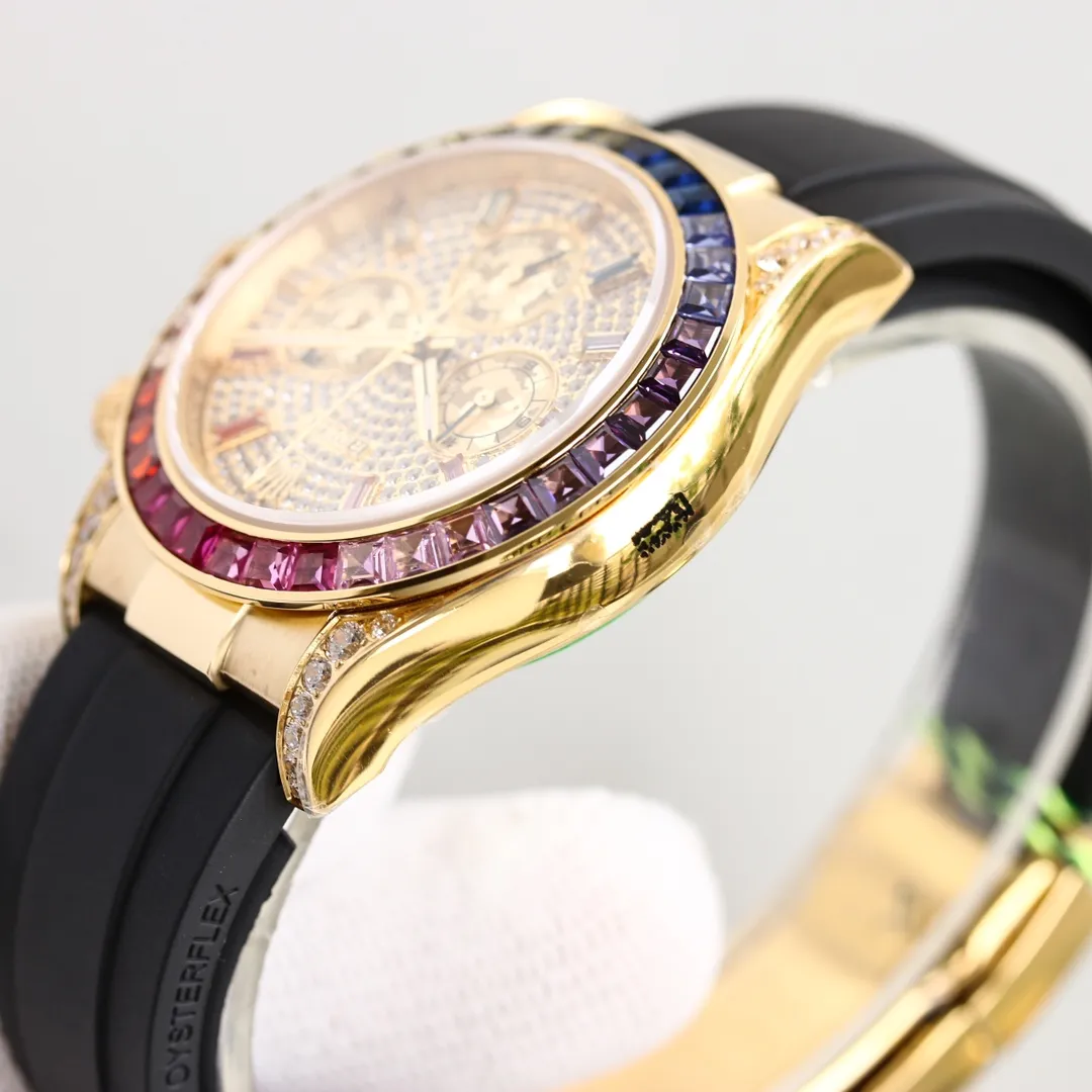 💎【SGP Factory】Latest masterpiece Cosmograph Rolex Daytona: The outer ring is inlaid with rainbow gradient sapphires, replacing the classic speedometer outer ring. The lugs and crown shoulder guards are inlaid with 56 round-cut diamonds. Each process is refined and rigorous to ensure that the angle color is as brilliant as the original version. Eye-catching [1] The dial is inlaid with 11 🌈 sapphire hour markers, corresponding to the color of the gemstones on the outer ring [2] The sapphire case has the same height, and the shell body is slim [3] It adopts imported natural rubber strap, which has a soft and delicate texture and is very comfortable to wear. The buckle details are flawlessly processed [4] equipped with 7750 mechanical chronograph movement