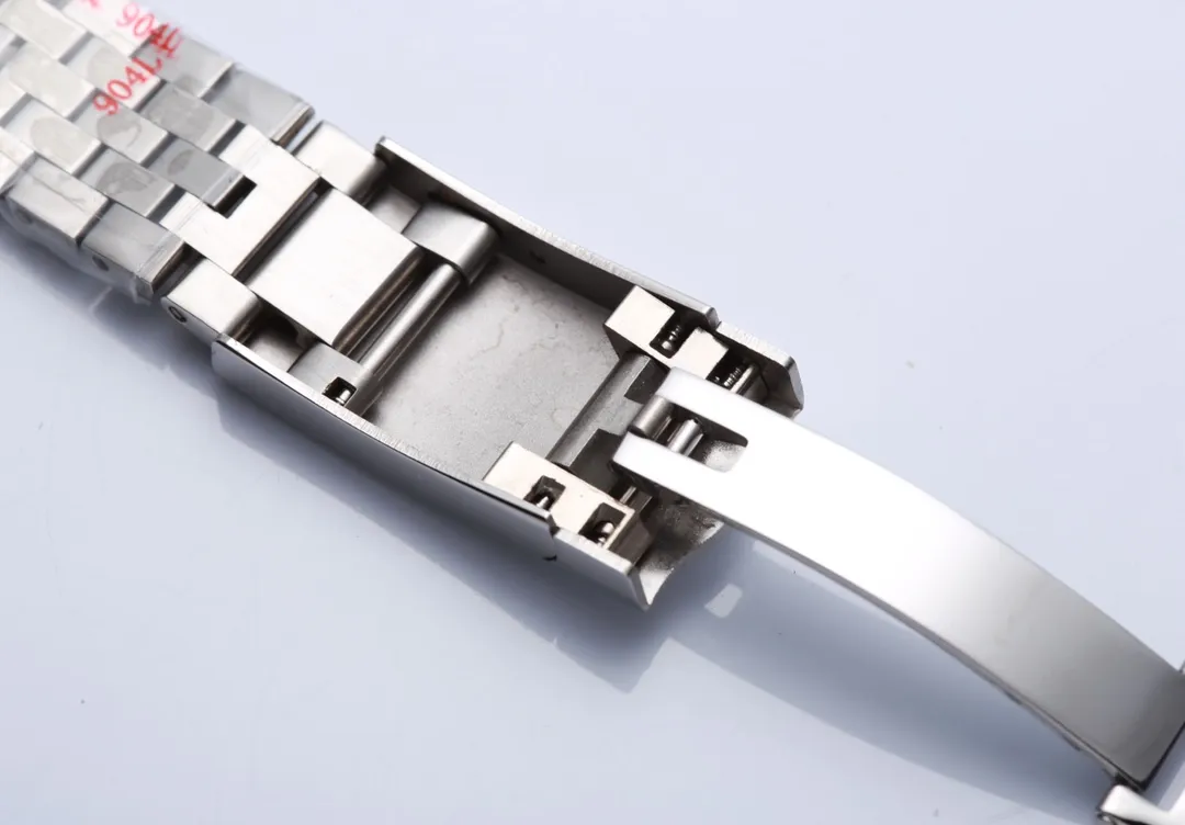 【High-end replica】💰1240! 【Customized all-in-one machine】💰1760! Rolex Oyster Perpetual Datejust 41mm series watches, timeless elegance! The data matches the genuine product 1. Classic Oyster case with triangular grooved outer ring 2. The screw-in design of the crown restores the double buckle double waterproof system 3. Mirror material - anti-scratch blue crystal glass, anti-reflective convex magnification (2.5 times) calendar window [Strap details] Different watch models are matched with different steel straps 1. Commemorative strap Jubilee Bracelet (five-bead strap) Material: Stainless steel, commemorative type, five rows of links 2. Oyster Bracelet (5 links). Material: Stainless steel, head-shaped, semi-circular three-row link 3. Buckle type Folding buckle, concealed folding crown buckle [Movement] Using the exquisite and stable imported 9015 all-in-one mechanical movement, it is stable and simple, reserved, showy but not flattering, and long-lasting elegance! (The ultimate reproduction requires high quality, and it’s more than just concepts!)