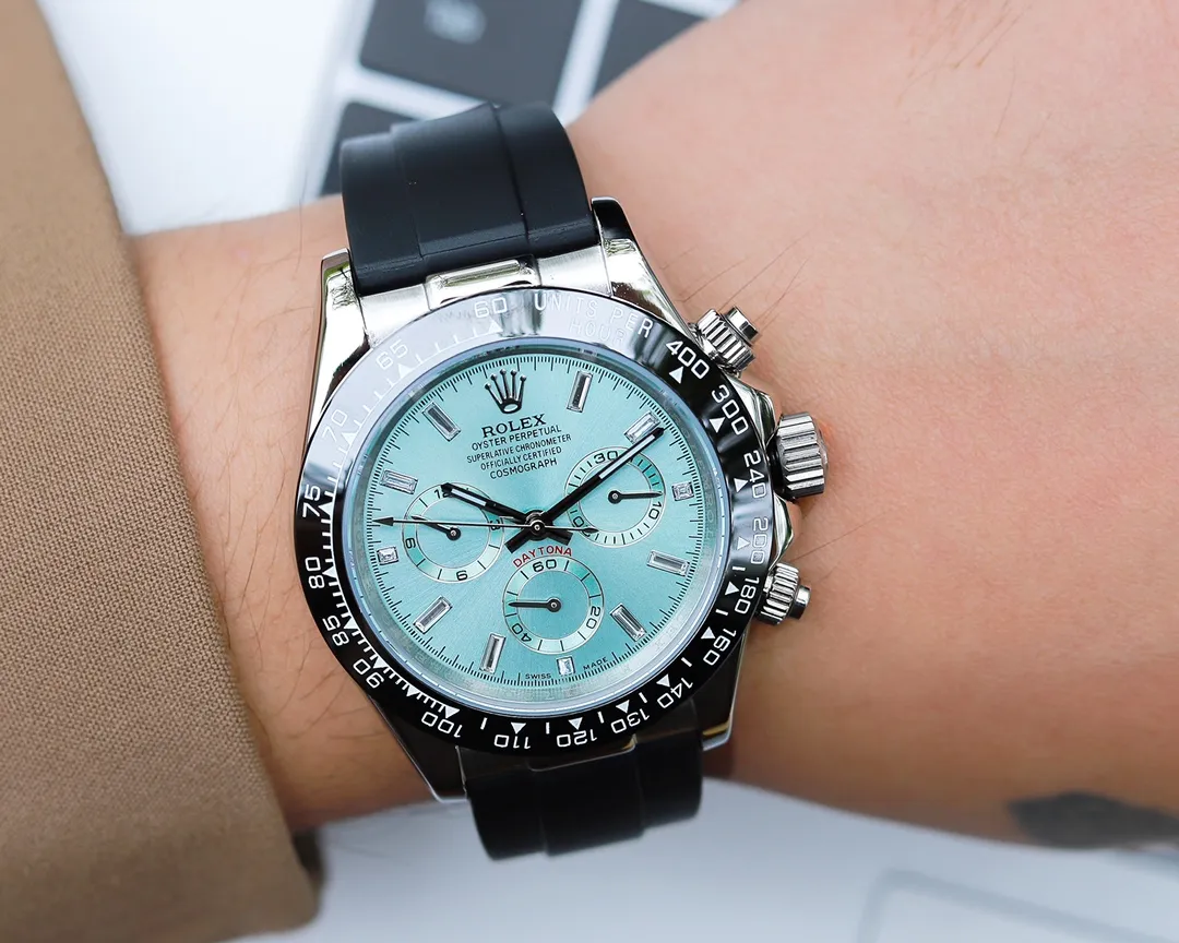 【Foreign Trade Import】💰1720! Rolex Daytona Series [Movement] A customized three-eye enlarged version of the fully automatic mechanical movement is used to ensure that the distance between the three function dials is consistent with the genuine product. [Case] ​​40mmX13mm deep black ceramic solid outer ring with tachymeter scale (made of real ceramic technology, non-scratchable, never faded, texture consistent with the genuine product) [Dial] Function dial fonts and dial logos are superimposed and printed using a superimposed printing process. There will be a slight bulge when viewed from the side. The background texture of the disk has been filtered and corrected countless times to ensure that it is 100% consistent with the original. The Rolex metal LOGO on it is separately molded, and it can be compared to the original in terms of three-dimensionality and roundness. The easy-to-read Chroma light luminous display is equipped with long-lasting luminous material. [Mirror] Flat sapphire crystal glass is scratch-resistant, and the effect will never be ghosted, consistent with the original product. ⚠️⚠️ (Six-digit Rolex's unique anti-counterfeiting mark, small crown👑) [Buckle] Made of imported 316 steel and polished from 1:1 parts. The inner side is sanded and corroded by the Rolex steel seal. The external buckle safety ring is exactly the same as the original one. ⌚️⌚️ Produced by Tt Factory, perfect in every detail.