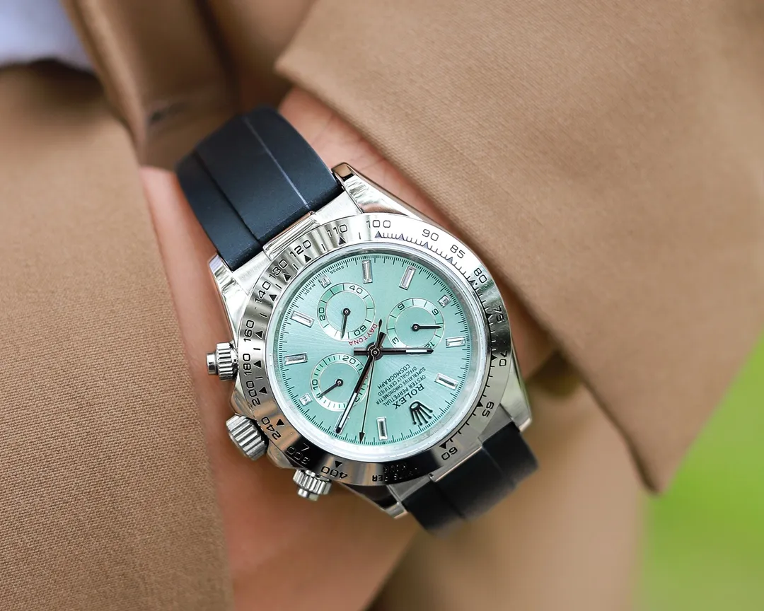【Foreign Trade Import】💰1720! Rolex Daytona Series [Movement] A customized three-eye enlarged version of the fully automatic mechanical movement is used to ensure that the distance between the three function dials is consistent with the genuine product. [Case] ​​40mmX13mm deep black ceramic solid outer ring with tachymeter scale (made of real ceramic technology, non-scratchable, never faded, texture consistent with the genuine product) [Dial] Function dial fonts and dial logos are superimposed and printed using a superimposed printing process. There will be a slight bulge when viewed from the side. The background texture of the disk has been filtered and corrected countless times to ensure that it is 100% consistent with the original. The Rolex metal LOGO on it is separately molded, and it can be compared to the original in terms of three-dimensionality and roundness. The easy-to-read Chroma light luminous display is equipped with long-lasting luminous material. [Mirror] Flat sapphire crystal glass is scratch-resistant, and the effect will never be ghosted, consistent with the original product. ⚠️⚠️ (Six-digit Rolex's unique anti-counterfeiting mark, small crown👑) [Buckle] Made of imported 316 steel and polished from 1:1 parts. The inner side is sanded and corroded by the Rolex steel seal. The external buckle safety ring is exactly the same as the original one. ⌚️⌚️ Produced by Tt Factory, perfect in every detail.