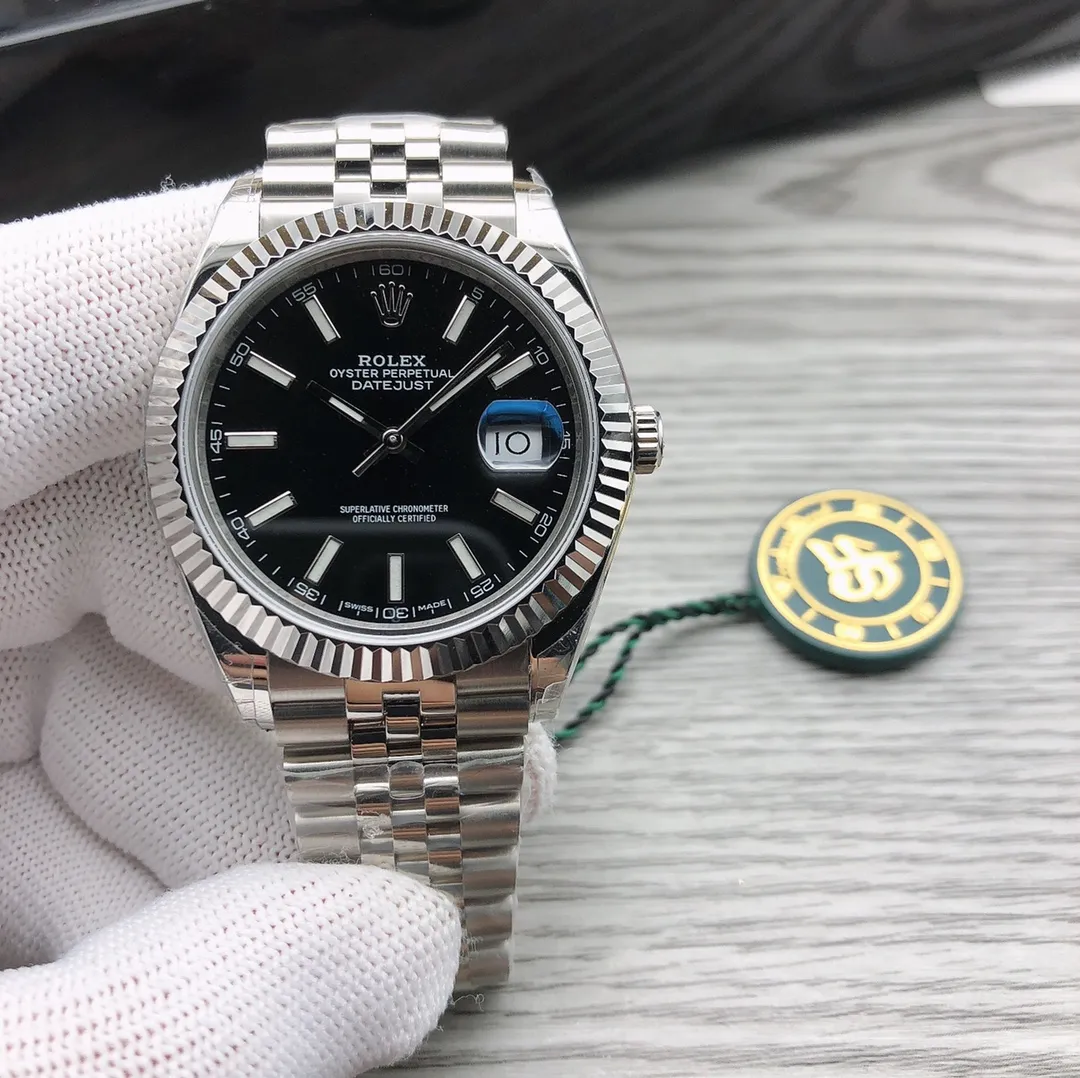 Rolex ROLEX 🎮 Datejust 1:1 original mold opening, equipped with 3235 movement, size 39.5*12.5mm, the latest 6-digit crown small logo. 904L stainless steel case is carefully polished and strictly controlled to ensure that the version is in place. The crown continues the waterproof system of the lock, just like the original. 🎮The elegant solid link strap is also made of 904L stainless steel. It is full of texture and comfortable to wear. The buckle is the same as the original one and has a 5mm easy-adjustable link exhibition system. The watch mirror is made of sapphire and is scratch-resistant and waterproof to 50 meters. Each watch is strictly tested before leaving the factory to ensure quality! 🎮Sanjie exquisitely recommends men’s mechanical watches. SJ carefully creates ultra-realistic photo shoots for you.