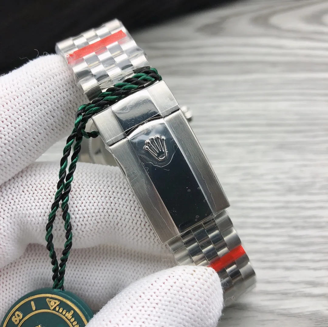 Rolex ROLEX 🎮 Datejust 1:1 original mold opening, equipped with 3235 movement, size 39.5*12.5mm, the latest 6-digit crown small logo. 904L stainless steel case is carefully polished and strictly controlled to ensure that the version is in place. The crown continues the waterproof system of the lock, just like the original. 🎮The elegant solid link strap is also made of 904L stainless steel. It is full of texture and comfortable to wear. The buckle is the same as the original one and has a 5mm easy-adjustable link exhibition system. The watch mirror is made of sapphire and is scratch-resistant and waterproof to 50 meters. Each watch is strictly tested before leaving the factory to ensure quality! 🎮Sanjie exquisitely recommends men’s mechanical watches. SJ carefully creates ultra-realistic photo shoots for you.