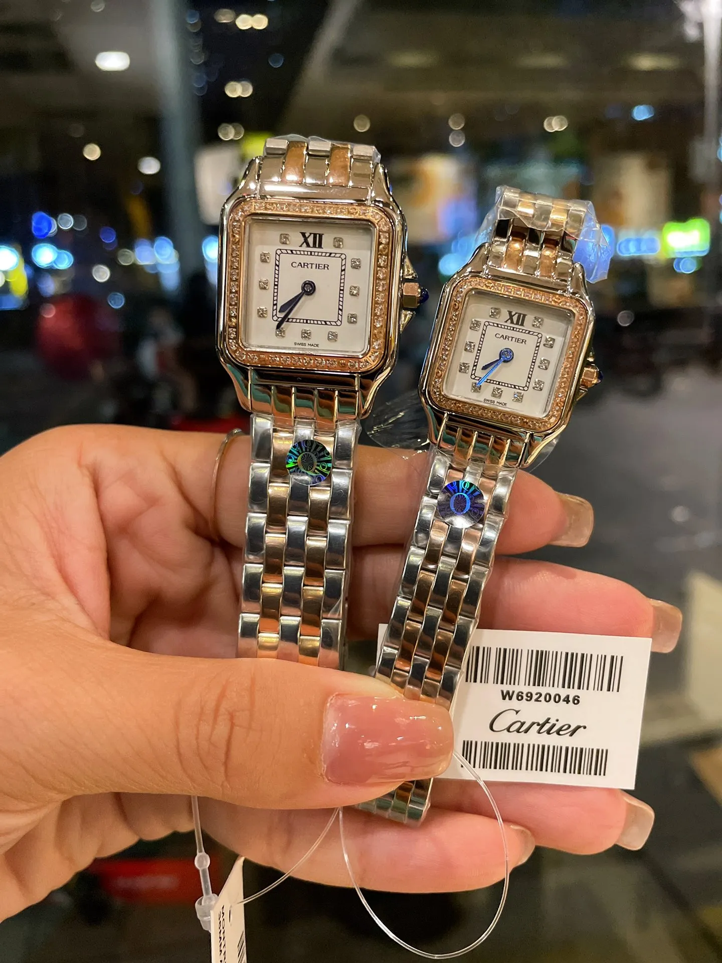 Cartier Panther watch, the new diamond face is gorgeous and unruly, which is the aesthetic style conveyed by Panthère de Cartier Panther. Its lines are smooth, charming, soft and docile on the wrist, as if dancing on the skin. The unique shape highlights a mature, elegant, confident and attractive female image. The case is one-piece, equipped with genuine Swiss quartz movement, 316L stainless steel case, inlaid with diamonds, the handle is inlaid with a synthetic blue spinel, silver-plated dial, sword-shaped blue steel hands, 100% second degree waterproof, size: 27 x 37 mm, 22*30 mm, two sizes. ❄️Real shots, welcome to forward!