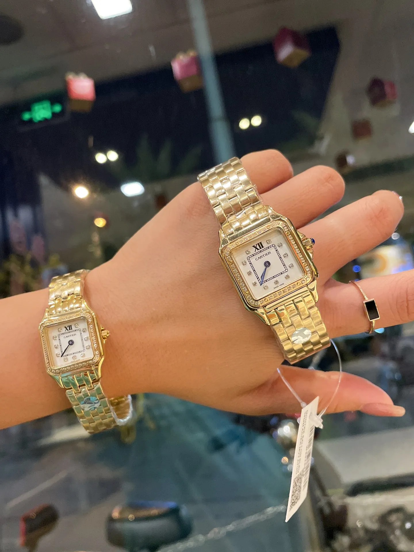 Cartier Panther watch, the new diamond face is gorgeous and unruly, which is the aesthetic style conveyed by Panthère de Cartier Panther. Its lines are smooth, charming, soft and docile on the wrist, as if dancing on the skin. The unique shape highlights a mature, elegant, confident and attractive female image. The case is one-piece, equipped with genuine Swiss quartz movement, 316L stainless steel case, inlaid with diamonds, the handle is inlaid with a synthetic blue spinel, silver-plated dial, sword-shaped blue steel hands, 100% second degree waterproof, size: 27 x 37 mm, 22*30 mm, two sizes. ❄️Real shots, welcome to forward!