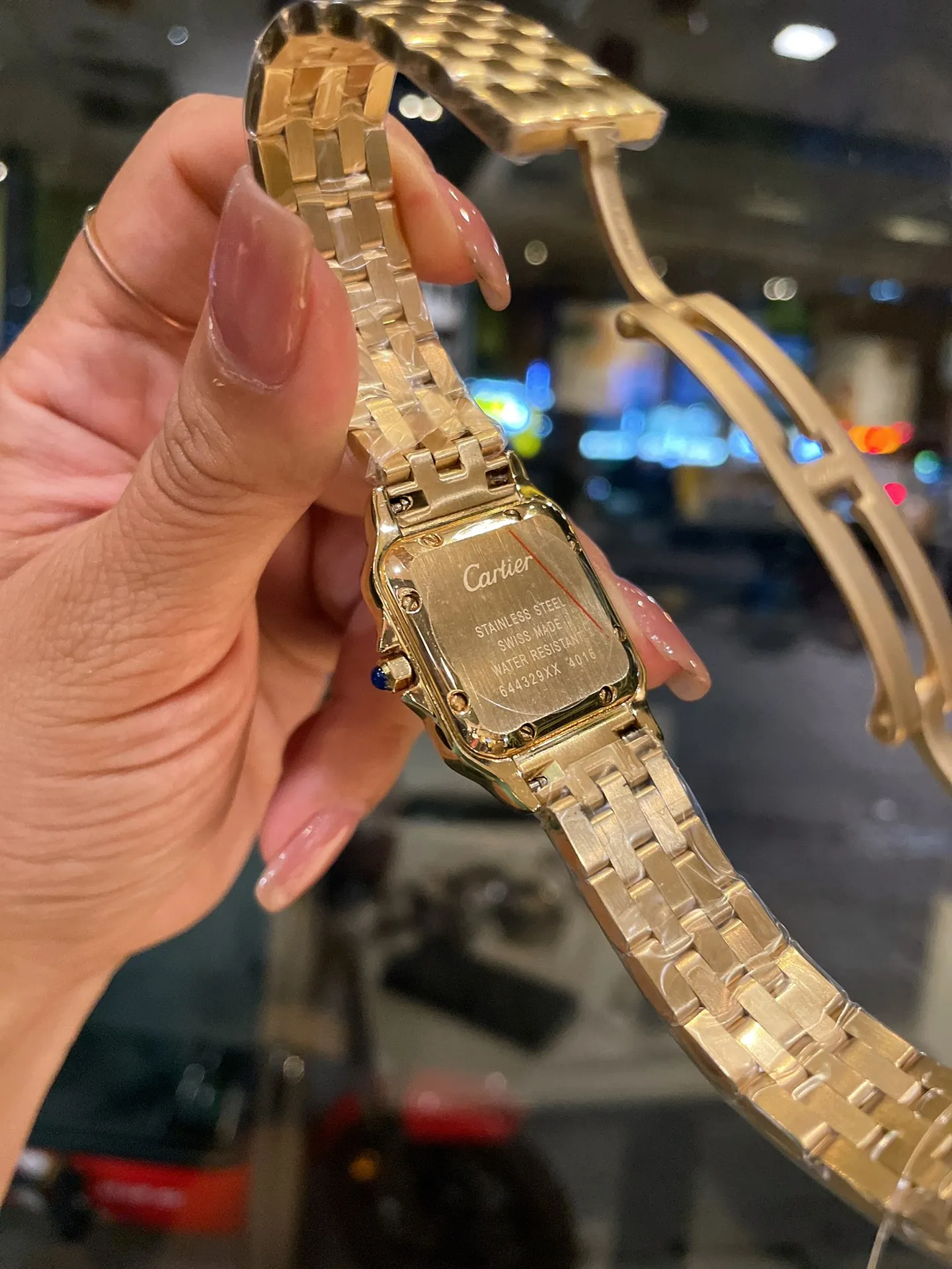 Cartier Panther watch, the new diamond face is gorgeous and unruly, which is the aesthetic style conveyed by Panthère de Cartier Panther. Its lines are smooth, charming, soft and docile on the wrist, as if dancing on the skin. The unique shape highlights a mature, elegant, confident and attractive female image. The case is one-piece, equipped with genuine Swiss quartz movement, 316L stainless steel case, inlaid with diamonds, the handle is inlaid with a synthetic blue spinel, silver-plated dial, sword-shaped blue steel hands, 100% second degree waterproof, size: 27 x 37 mm, 22*30 mm, two sizes. ❄️Real shots, welcome to forward!