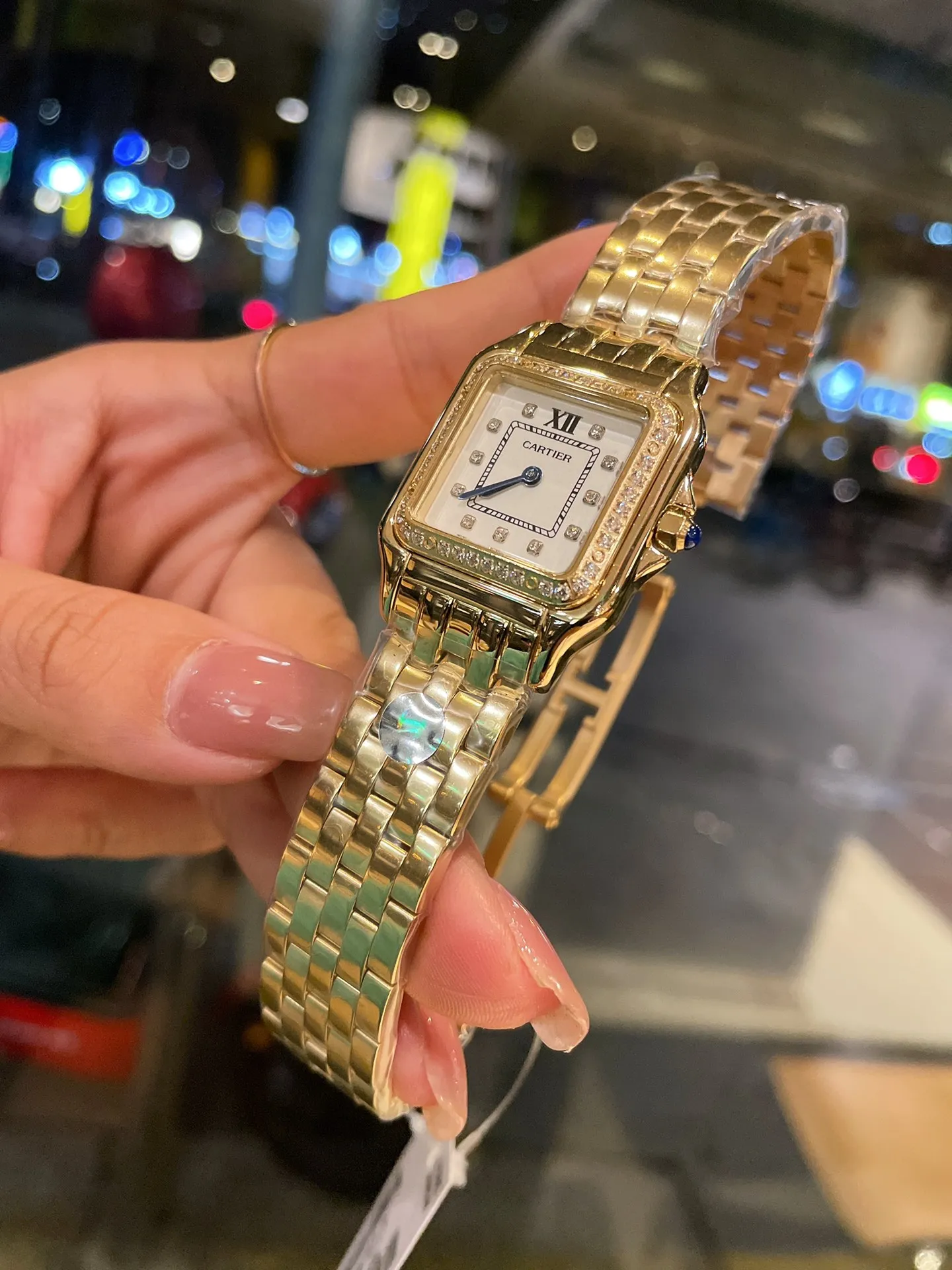 Cartier Panther watch, the new diamond face is gorgeous and unruly, which is the aesthetic style conveyed by Panthère de Cartier Panther. Its lines are smooth, charming, soft and docile on the wrist, as if dancing on the skin. The unique shape highlights a mature, elegant, confident and attractive female image. The case is one-piece, equipped with genuine Swiss quartz movement, 316L stainless steel case, inlaid with diamonds, the handle is inlaid with a synthetic blue spinel, silver-plated dial, sword-shaped blue steel hands, 100% second degree waterproof, size: 27 x 37 mm, 22*30 mm, two sizes. ❄️Real shots, welcome to forward!
