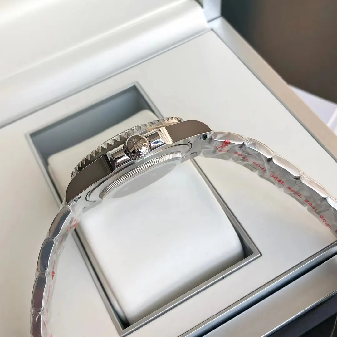 Rolex Submariner - the brightest star in the night sky. The appearance details of the built-in new Citizen movement are consistent with the original. The 2020 official synchronized new model Submariner [color] Citizen Submariner is on the occasion of the replacement of the Submariner calendar type. At the same time, GD quality control has further perfected the interpretation of Citizen watches! Redefine the quality and value standards of Citizen watches! GD quality control will work with elite accessories manufacturers to strictly inspect and select, and is committed to making more perfect Citizen watches! This time, the details of the Submariner are meticulously studied and multi-layered quality control is carried out. The specific details are as follows: 1. Large factory surface: The GD Submariner surface is friendly and cared for by the top factory in the industry. The radial pattern focusing effect on the disk surface is synchronized with the original. The logo and font on the disk are guaranteed to be comparable to the original ones. The scale and rounded corners are polished with exquisite craftsmanship! The scales are filled with imported luminous powder. The magnifying glass detects the roundness and fullness. It has super luminous effect and strong durability. ⚠️ The scales under luminous light are pure and not mixed with any stains. You are welcome to compare with the original ones from major manufacturers. 2. Original calendar: The only corrected original calendar font of the Citizen movement in the market. The only calendar font in its class is consistent with the original product. ⚠️ Please use a magnifying glass to compare the details of the calendar font! The blue-coated magnifying glass is the only synchronous original in its class in terms of its magnification factor, distance from the case, and other details. 3. Three codes in one: the entire network has the same original shipping accessories, that is, the three models and numbers of the watch, warranty card, and hangtag are the same, and there is no duplication. 4. The original ring: the milky white luminous pearl of the ceramic ring has super luminous, luminous effects, and non-luminous normal color are consistent with the original; the ring scale is filled with top-notch mercury, the first of its kind. 5. Movement guarantee: Since the GD factory has focused on Citizen movements, it has promised to eliminate the phenomenon of old machines being adulterated and shoddy! GD quality control will simultaneously screen the movement and debug it before leaving the factory! ⚠️ Please look for the exclusive quality of GD products