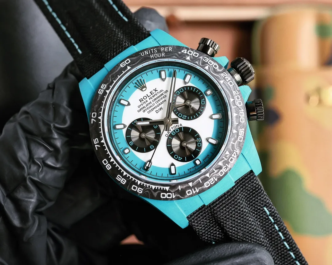 【Top replica】💰6500! The carbon fiber customized version of the TW Factory ROLEX Universe Chronograph Daytona series, the watch is not only light to wear, but also hard in appearance. And each watch has a unique carbon fiber pattern material. [Case] ​​The size of the watch is 40X12.4, which is consistent with the original. The strength of the Tw factory casts the unique style of carbon fiber Rolex. Unique to the market, the entire case, bezel and bottom cover are made of high-composite carbon fiber and super luminous powder. The details are hand-chamfered and polished. The texture is extraordinary. [Strap Buckle] The strap is made of artificial fiber woven straps, which is breathable, comfortable and soft in texture. [Movement] Using the latest accurate and mature 4801 movement (the functional thickness is the same as 4130), it perfectly realizes powerful functions and is the king of cost performance! ! !
