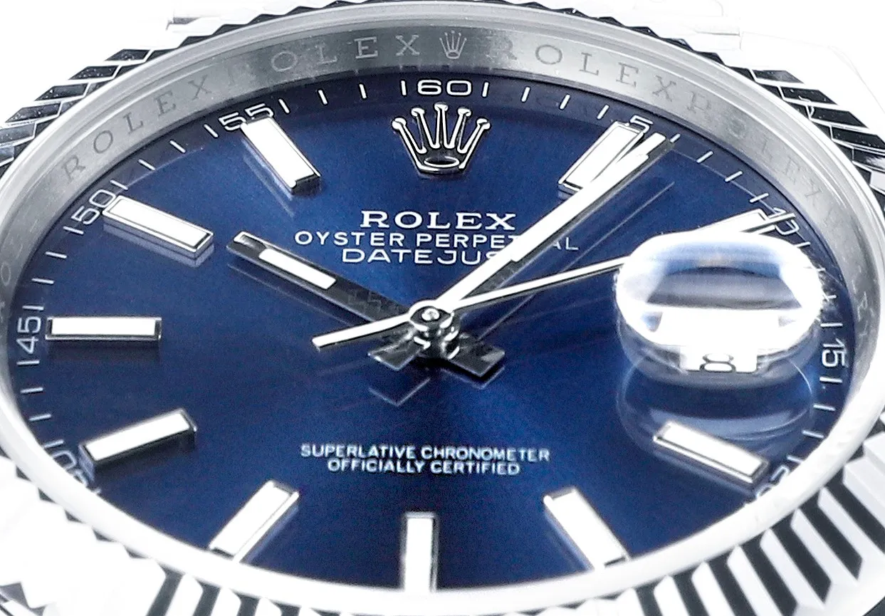 【High-end replica】💰1160! 【Customized all-in-one machine】💰1720! [Top replica] Private chat! ! ! The Rolex Datejust 41mm series creates a classic watch model. 1: The movement adopts Swiss 3235 movement. 2: In terms of material, the overall material is made of 904 steel. The curvature of the side of the case is polished in place, and the thickness of the side is consistent with the original. 3: Classic dog tooth collar. The platinum (electroplated) ring presents a radiant light effect that is extremely close to the original version, and the triangular pit pattern is clean and neat. 4: The watch mirror is made of real sapphire mirror, which increases the transparency of the watch. At the same time, it has been treated with anti-glare technology, making it very convenient to read watch data and has high hardness. 5: The only synchronous original thickness in the market is 11.5mm. This picture was taken in top reproduction quality!