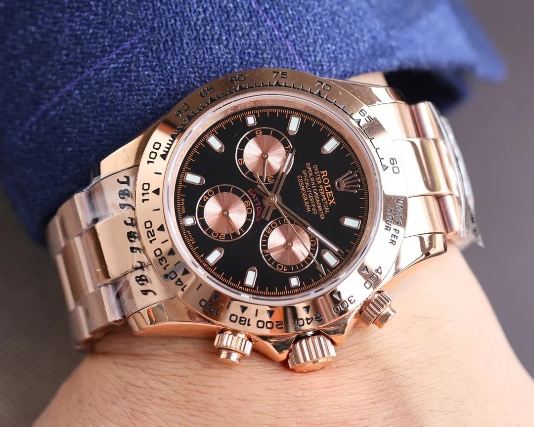 【High-end replica】💰1160! Rolex Daytona Series [Movement] Adopts the imported Japanese Citizen 8215 fully automatic mechanical movement [Case] ​​40mmX13mm deep black ceramic solid outer ring with speed scale (using real ceramic technology, non-scratchable, never faded, texture consistent with the original) [Dial] The function dial font and the dial logo are superimposed on the printing process, and there will be a slight bulge when viewed from the side. The background texture of the disk has been filtered and corrected countless times to ensure that it is 100% consistent with the original. The Rolex metal LOGO on it is separately molded, and it can be compared to the original in terms of three-dimensionality and roundness. The easy-to-read Chroma light luminous display is equipped with long-lasting luminous material. [Mirror] Flat sapphire crystal glass is scratch-resistant, and the effect will never be ghosted, consistent with the original product. (Six-digit Rolex's unique anti-counterfeiting mark, small crown) [Buckle] Made of imported 316 steel and polished from 1:1 parts. The inner side of the brush has a corroded Rolex steel seal and an external buckle safety ring that is exactly the same as the original one.