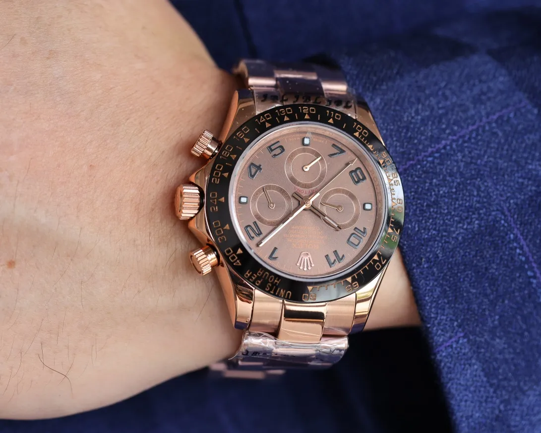 【High-end replica】💰1160! Rolex Daytona Series [Movement] Adopts the imported Japanese Citizen 8215 fully automatic mechanical movement [Case] ​​40mmX13mm deep black ceramic solid outer ring with speed scale (using real ceramic technology, non-scratchable, never faded, texture consistent with the original) [Dial] The function dial font and the dial logo are superimposed on the printing process, and there will be a slight bulge when viewed from the side. The background texture of the disk has been filtered and corrected countless times to ensure that it is 100% consistent with the original. The Rolex metal LOGO on it is separately molded, and it can be compared to the original in terms of three-dimensionality and roundness. The easy-to-read Chroma light luminous display is equipped with long-lasting luminous material. [Mirror] Flat sapphire crystal glass is scratch-resistant, and the effect will never be ghosted, consistent with the original product. (Six-digit Rolex's unique anti-counterfeiting mark, small crown) [Buckle] Made of imported 316 steel and polished from 1:1 parts. The inner side of the brush has a corroded Rolex steel seal and an external buckle safety ring that is exactly the same as the original one.