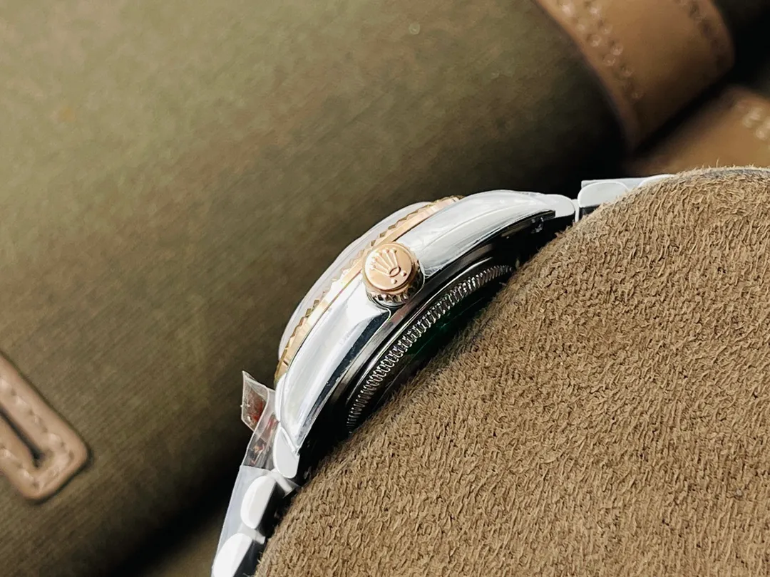 【Top replica】💰4500! Rolex Women's Datejust 28MM Datejust Watch! 1⃣️The case diameter remains the same as the original 28MM. The stainless steel watch case is forged from 904L stainless steel, which is durable! 2⃣️ Equipped with Swiss 2671 movement, its performance is extremely stable. Its shock resistance and geometric structure enable the movement to maintain regular operation in any position. 3⃣️The triangular grooved bottom cover is tightened with special tools to completely seal the watch case. The winding crown adopts a double buckle lock dual waterproof system and is firmly screwed to the watch case, making it more waterproof. 4⃣️A small window convex lens is installed at 3 o'clock to enlarge the date display of the watch, making it easier to read the date. The waterproof Oyster case of the women's journal type provides the best protection for the high-precision movement! 5⃣️904L watch strap and new double-headed connection method under the outer ring (can be used with the original), concealed folding crown buckle, opened with an articulated Rolex crown logo. 6⃣️Comes with special watch removal tools + special watch storage bag! DR Factory2021's ingenious masterpiece creates a high-quality model of Rolex women's watches. Welcome for your appreciation!