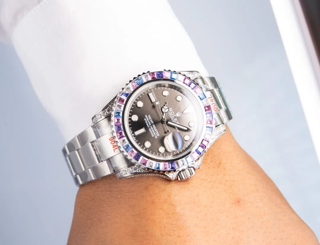 【Top Replica】💰5200! Rolex's global limited gemstone model - the Yacht-Master, pushes the limits aesthetically. On this watch, you can combine your love of jewelry and Swiss watches into one. The bezel, case and buckle are all studded with Swarovski diamonds! A walking work of art, a symbol of identity and status, the aura is clear at a glance! Really stunning! Can't put it down❤️ [Movement] It uses the 3235 fully automatic all-in-one machine with the soul blue hairspring that symbolizes Rolex, and its performance is extremely stable. [Case] ​​The size of the watch is 40mm, and every detail is perfectly reproduced one to one. [Watch strap] Forged from 904L fine steel, the strap has a classic oyster shape, with brushing on both sides and high polishing in the middle. The buckle has the same double safety buckle as the original one, and the buckle engraving is clearly visible. [Mirror] Sapphire mirror. Super luminous text, the color of the text is more delicate, creating a visual effect consistent with the original product! 🍻It is shocking and noble when you use it. You deserve it!