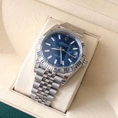 【High-end replica】💰1160! The original model of the Rolex Diary series, the diameter of the watch is 41mm, imported Japanese Citizen 8215 movement, the movement has a lifespan of 10 years, the diameter is 41mm, 904 stainless steel, the original genuine product is one-to-one with exquisite workmanship, imported sapphire glass, the strap and the case are interlaced and seamlessly connected, the thickness and curvature of the case are consistent with the original version. The font size and craftsmanship are the same as the original ones. The Taiwan factory creates high-quality products at affordable prices and is specially customized. It comes with a full set of original package configurations including (warranty card, instruction manual). The full set of packaging is consistent with the original product. Please look for the exclusive quality. The Datejust II is a member of the Rolex Oyster family. It inherits the characteristics of the Oyster Perpetual Datejust watch that came out in 1945. The Datejust II made its debut in 2009 and is the first choice for those who advocate classics and pursue innovation. This revisited classic watch has its own unique charm and is even more noble. The Datejust watch is a classic of modern watches. It is also the world's first waterproof, self-winding watch with a calendar display window on the dial. This was an unparalleled technological innovation at the time, and the Datejust got its name. The triangular fluted outer ring has always been recognized as the iconic design of Datejust watches, making Rolex Datejust watches the most recognizable watch. When the Oyster watch was born in 1926, the triangular pit pattern had a specific purpose: to tighten the outer ring to a fixed position on the case to ensure the watch's precise waterproof performance. The Oyster case plays an important role in the history of Rolex. The watch case gets its name because it can be sealed like an oyster shell. With two major inventions, the screw-in bottom cover and the screw-in waterproof winding crown, the watch can operate perfectly in water. The screw-down winding crown and the screw-down bottom cover of the case are the core of the Oyster watch. Invented by Rolex in 1953, the double locking mechanism ensures that the screw-in crown is completely waterproof, relying on two sealing areas located in the tube and crown. All Oyster models are equipped with this device and are water-resistant to 100 meters. The Oyster strap is the embodiment of perfect form, function, aesthetics and technology, exquisite and charming. Introduced in the late 1930s, this metal strap consists of three rows of wide, flat links. It is extremely strong and has always been the most widely used strap in the Oyster series. Influenced by the pioneer timepiece Datejust II, the Datejust II has a date window at 3 o’clock. The date changes instantly in just a few milliseconds in the early hours of the morning. The convex magnifying calendar window invented by Rolex in 1953 magnifies the date 2.5 times for easy reading.