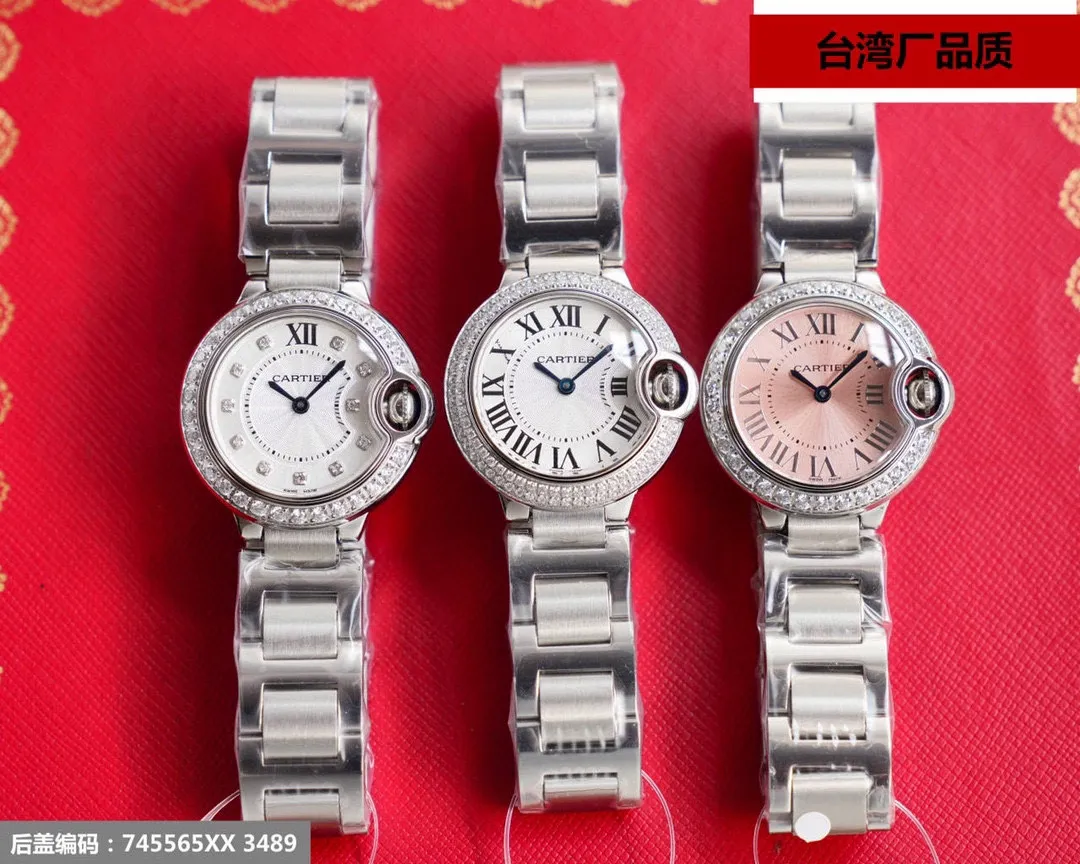 Taiwan factory blue balloon V12 version, 28-42 size combination picture, look for the bottom cover code 745565xx3489), this series of watches is famous for its delicate style and elegant style in the Cartier watchmaking industry. Of course, this watch must have such characteristics. The color of the stainless steel case makes the watch as light as a balloon, and the blue crown seems to have disobediently deviated from the original planned trajectory, like a playful couple. The Roman numerals on the dial look retro and deep, decorated with guilloche patterns and sword-shaped hands. The entire watch gives people a delicate and considerate feel. Isn’t this what couples need? Built-in: Japan's Citizen fully automatic machine, also with Swiss quartz, water drop (fish eye bubble) sapphire glass mirror, highly waterproof, burnt steel blue pointer color, curvature shape of the crown