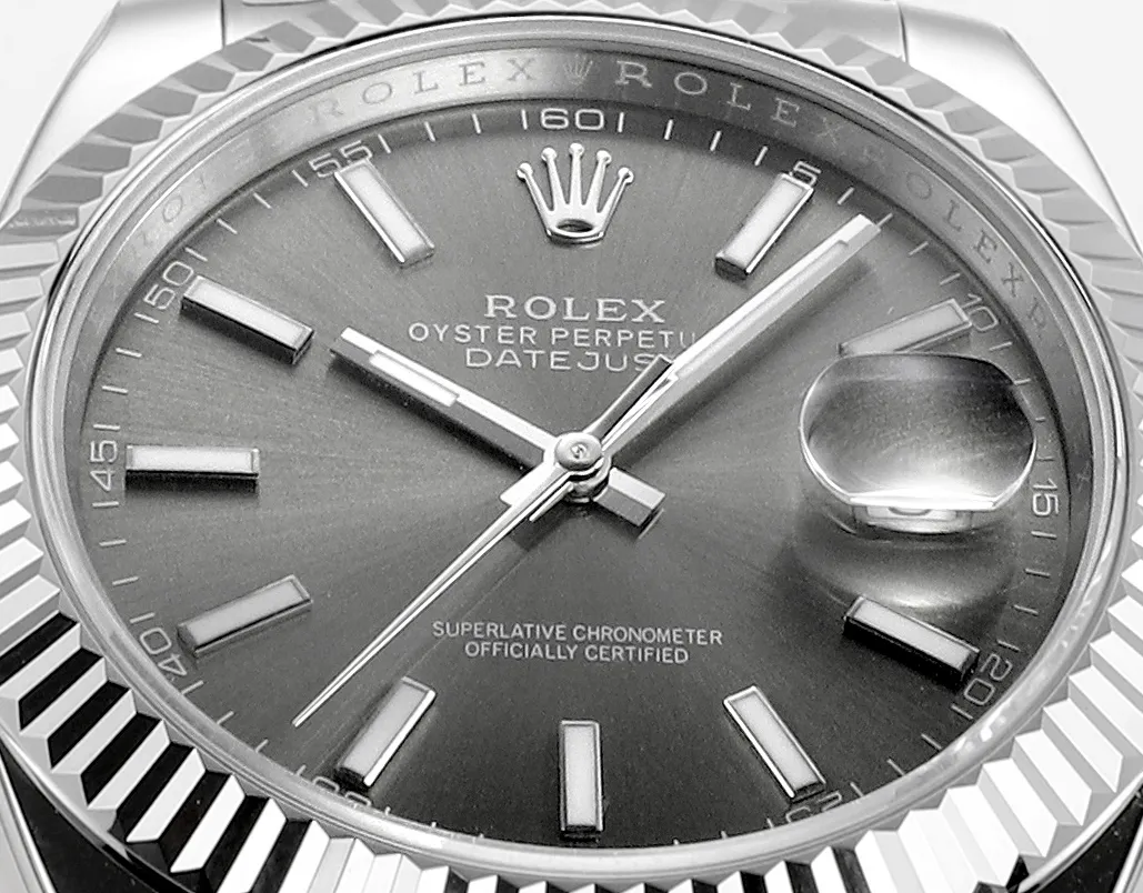 【High-end replica】💰1160! 【Customized all-in-one machine】💰1720! [Top replica] Private chat! ! ! The Rolex Datejust 41mm series creates a classic watch model. 1: The movement adopts Swiss 3235 movement. 2: In terms of material, the overall material is made of 904 steel. The curvature of the side of the case is polished in place, and the thickness of the side is consistent with the original. 3: Classic dog tooth collar. The platinum (electroplated) ring presents a radiant light effect that is extremely close to the original version, and the triangular pit pattern is clean and neat. 4: The watch mirror is made of real sapphire mirror, which increases the transparency of the watch. At the same time, it has been treated with anti-glare technology, making it very convenient to read watch data and has high hardness. 5: The only synchronous original thickness in the market is 11.5mm. This picture was taken in top reproduction quality!