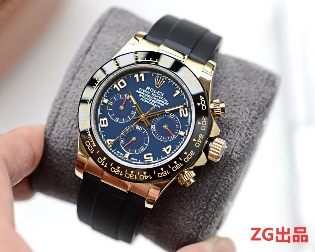 【Customized all-in-one machine】💰1720! Defending "Blue" Taiwan ZG Factory's masterpiece and craftsmanship - details determine success or failure 🎈🎈 It took 16 months and is finally released🏅️🏅️ [Rolex Cosmograph Daytona Series] [Movement] Using a customized three-eye enlarged version of the fully automatic mechanical movement [Taiwan ZG Factory] 🏆🏆Produced by All distribution counters consistent Multi-functional travel box All have the ZG logo✅ Every watch leaves the factory and is strictly tested to ensure that agents have the highest success rate for every order. Nearly zero repairs 🎈🎈 [Case] ​​Original mold opening, same price, only one 🎈🎈40mm The background texture of the disk has been filtered and corrected countless times to ensure that it is 100% consistent with the original. The Rolex metal LOGO on it is separately molded, and it can be compared to the original in terms of three-dimensionality and roundness. The easy-to-read Chroma light luminous display is equipped with long-lasting luminous material. [Mirror] Flat sapphire crystal glass is scratch-resistant, and the effect will never be ghosted, consistent with the original product. ⚠⚠The six-character position is upgraded to a small crown with anti-counterfeiting that is consistent with the original 👑 (pay attention to details) [Buckle] Made of imported 316S steel and polished from 1:1 parts. The inner side is sanded and corroded by the Rolex steel seal. The outer watch buckle safety ring is exactly the same as the original one. ⌚⌚ Produced by ZG Factory in Taiwan. Perfect in every detail.