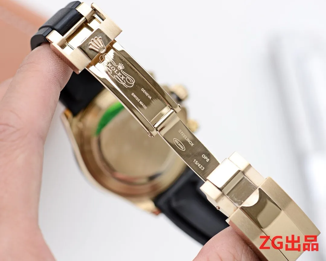 【Customized all-in-one machine】💰1720! Defending "Blue" Taiwan ZG Factory's masterpiece and craftsmanship - details determine success or failure 🎈🎈 It took 16 months and is finally released🏅️🏅️ [Rolex Cosmograph Daytona Series] [Movement] Using a customized three-eye enlarged version of the fully automatic mechanical movement [Taiwan ZG Factory] 🏆🏆Produced by All distribution counters consistent Multi-functional travel box All have the ZG logo✅ Every watch leaves the factory and is strictly tested to ensure that agents have the highest success rate for every order. Nearly zero repairs 🎈🎈 [Case] ​​Original mold opening, same price, only one 🎈🎈40mm The background texture of the disk has been filtered and corrected countless times to ensure that it is 100% consistent with the original. The Rolex metal LOGO on it is separately molded, and it can be compared to the original in terms of three-dimensionality and roundness. The easy-to-read Chroma light luminous display is equipped with long-lasting luminous material. [Mirror] Flat sapphire crystal glass is scratch-resistant, and the effect will never be ghosted, consistent with the original product. ⚠⚠The six-character position is upgraded to a small crown with anti-counterfeiting that is consistent with the original 👑 (pay attention to details) [Buckle] Made of imported 316S steel and polished from 1:1 parts. The inner side is sanded and corroded by the Rolex steel seal. The outer watch buckle safety ring is exactly the same as the original one. ⌚⌚ Produced by ZG Factory in Taiwan. Perfect in every detail.