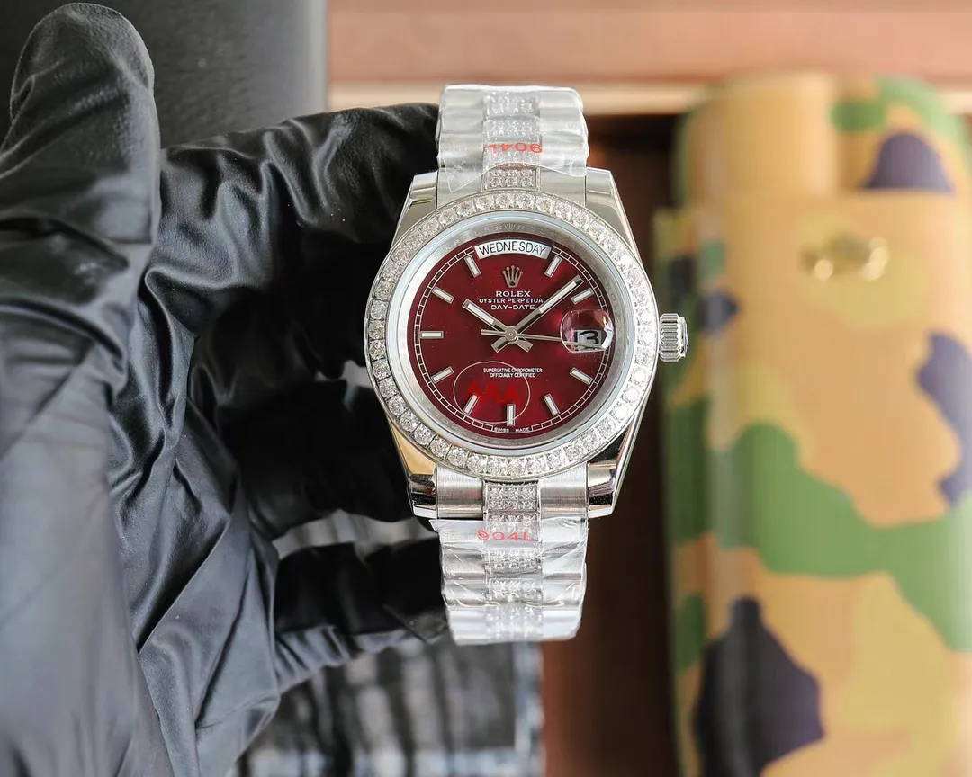 New product: Rolex’s top toy toy, if you don’t like fake street watches, he is definitely your best friend. Rolex's most classic Submariner Submariner was used as the prototype. After a second modification of the ring, it was then inlaid with top-quality natural stones. It is very shiny and extremely difficult. It is currently the most sparkling craftsmanship of the same material. The movement adopts a fully automatic mechanical movement, with super luminous characters. The tape is specially customized with a mold to make elbows, which completely fits the case. The 2cm flexible adjustment buckle inside the buckle makes it easy to adjust the size. Profession creates the future, once and for all. Size 40mm!