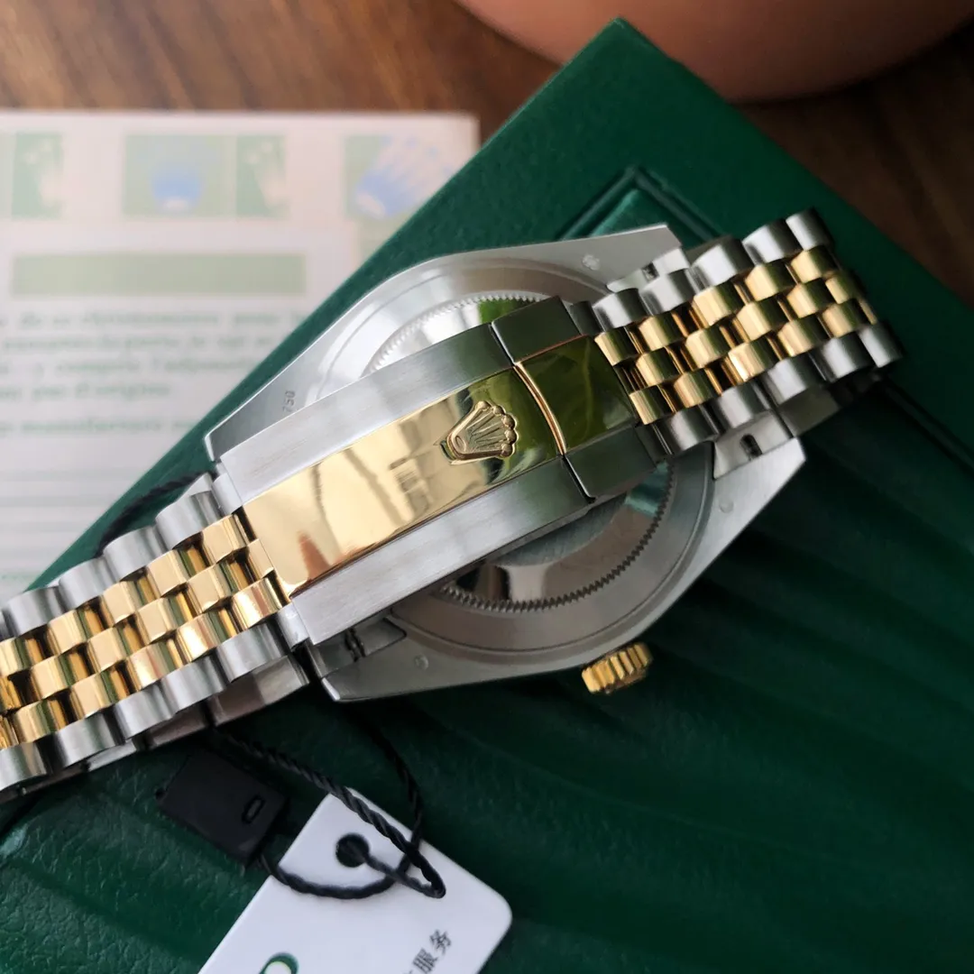 【High-end replica】💰1160! The original model of the Rolex Diary series is imported from Japan. The Citizen 8215 movement has a lifespan of 10 years. The size is 41mm in diameter. It is made of 904 stainless steel. It uses advanced electroplating. The original genuine product has one-to-one exquisite workmanship. It has imported sapphire glass. The strap and the case are interlaced and seamlessly connected. The thickness and curvature of the case are consistent with the original version. The font size and craftsmanship are the same as the original ones. The Taiwan factory creates high-quality products at affordable prices and is specially customized. It comes with a full set of original package configurations including (warranty card, instruction manual). The full set of packaging is consistent with the original product. Please look for the exclusive quality. The Datejust II is a member of the Rolex Oyster family. It inherits the characteristics of the Oyster Perpetual Datejust watch that came out in 1945. The Datejust II made its debut in 2009 and is the first choice for those who advocate classics and pursue innovation. This revisited classic watch has its own unique charm and is even more noble. The Datejust watch is a classic of modern watches. It is also the world's first waterproof, self-winding watch with a calendar display window on the dial. This was an unparalleled technological innovation at the time, and the Datejust got its name. The triangular fluted outer ring has always been recognized as the iconic design of Datejust watches, making Rolex Datejust watches the most recognizable watch. When the Oyster watch was born in 1926, the triangular pit pattern had a specific purpose: to tighten the outer ring to a fixed position on the case to ensure the watch's precise waterproof performance. The Oyster case plays an important role in the history of Rolex. The watch case gets its name because it can be sealed like an oyster shell. With two major inventions, the screw-in bottom cover and the screw-in waterproof winding crown, the watch can operate perfectly in water. The screw-down winding crown and the screw-down bottom cover of the case are the core of the Oyster watch. Invented by Rolex in 1953, the double locking mechanism ensures that the screw-in crown is completely waterproof, relying on two sealing areas located in the tube and crown. All Oyster models are equipped with this device and are water-resistant to 100 meters. The Oyster strap is the embodiment of perfect form, function, aesthetics and technology, exquisite and charming. Introduced in the late 1930s, this metal strap consists of three rows of wide, flat links. It is extremely strong and has always been the most widely used strap in the Oyster series. Influenced by the pioneer timepiece Datejust II, the Datejust II has a date window at 3 o’clock. The date changes instantly in just a few milliseconds in the early hours of the morning. The convex magnifying calendar window invented by Rolex in 1953 magnifies the date 2.5 times for easy reading.