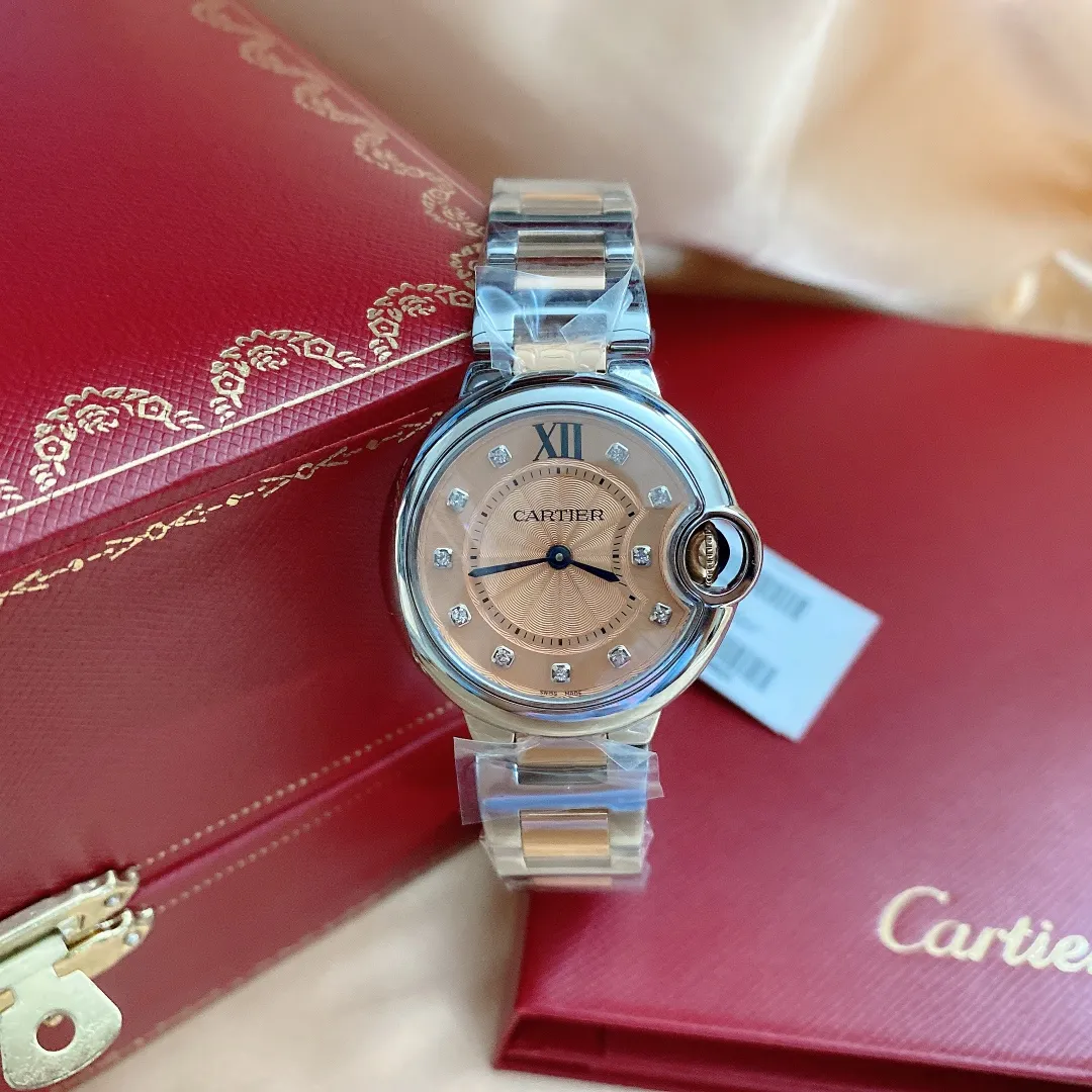 【High-end replica】💰1720! Cartier "Cartier" movement: Swiss imported quartz movement, original 1:1 replica 33MM, convex curved case, sapphire glass, guilloche dial, sword-shaped hands. In the world of Cartier watchmaking, the Ballon Bleu blue balloon watch is famous for its delicate style and elegant style.