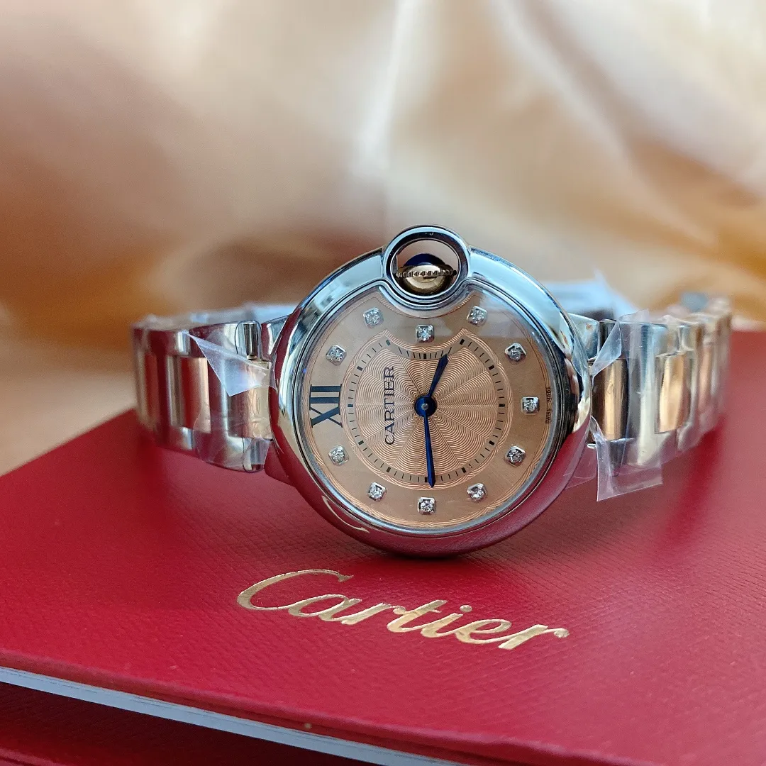 【High-end replica】💰1720! Cartier "Cartier" movement: Swiss imported quartz movement, original 1:1 replica 33MM, convex curved case, sapphire glass, guilloche dial, sword-shaped hands. In the world of Cartier watchmaking, the Ballon Bleu blue balloon watch is famous for its delicate style and elegant style.