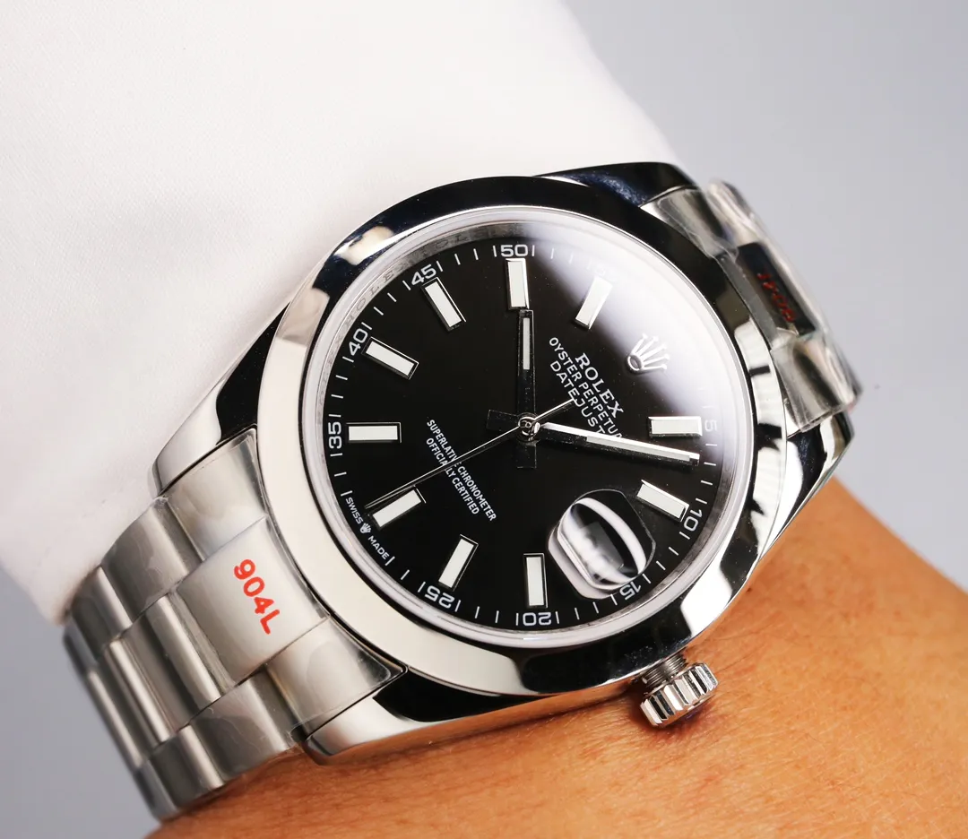 【High-end replica】💰1240! 【Customized all-in-one machine】💰1720! Rolex Oyster Perpetual Datejust 41mm series watches, timeless elegance! [Oyster case, symbol of waterproofing] The diameter of the watch is 41mm, the thickness is consistent with the original, and the data is consistent with the genuine product 1. Classic Oyster case with triangular grooved outer ring 2. The handle adopts a screw-in design to restore the double buckle lock dual waterproof system 3. Mirror material - wear-resistant and scratch-resistant sapphire mirror, anti-reflective convex magnification (2.5 times) calendar window [Strap details] Different watch models are matched with different steel straps 1. Commemorative strap Jubilee Bracelet (five-bead belt) Material: stainless steel, commemorative type, five-row link 2. Oyster bracelet Oyster Bracelet (3-bead belt). Material: Stainless steel, head-shaped, semi-circular three-row link 3. Buckle type Folding buckle, concealed folding crown buckle [Movement] Using the exquisite and stable Japanese 8215/9015 movement, it is steady and simple, reserved, showy but not flattering, long-lasting elegance! (Extreme reproduction requirements create high quality, playing with more than just concepts!) (Focus on original new machines) Focus is an attitude, produced by JH!