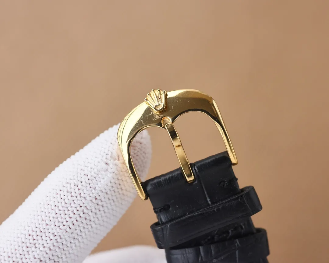 The latest 2023 hot model is the Rolex [ROLEX] men's watch. It adopts a unique dial design and is matched with a more high-end and luxurious Rolex. When you first meet Rolex, you must dream of owning it one day. Wearing a Rolex will make you prosperous and prosperous. You deserve it. Reviews are welcome! ! Movement: with brand new imported 8215 Citizen (zero repair) Size: 40 Mirror: sapphire glass never scratched Material: 316L stainless steel case Power: 48 hours storage Waterproof depth: 100 meters Italian calf leather belt, original pin buckle!