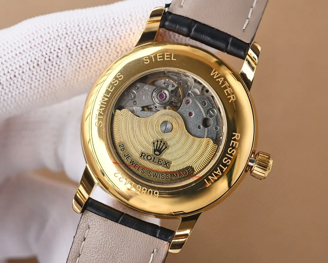 The latest 2023 hot model is the Rolex [ROLEX] men's watch. It adopts a unique dial design and is matched with a more high-end and luxurious Rolex. When you first meet Rolex, you must dream of owning it one day. Wearing a Rolex will make you prosperous and prosperous. You deserve it. Reviews are welcome! ! Movement: with brand new imported 8215 Citizen (zero repair) Size: 40 Mirror: sapphire glass never scratched Material: 316L stainless steel case Power: 48 hours storage Waterproof depth: 100 meters Italian calf leather belt, original pin buckle!