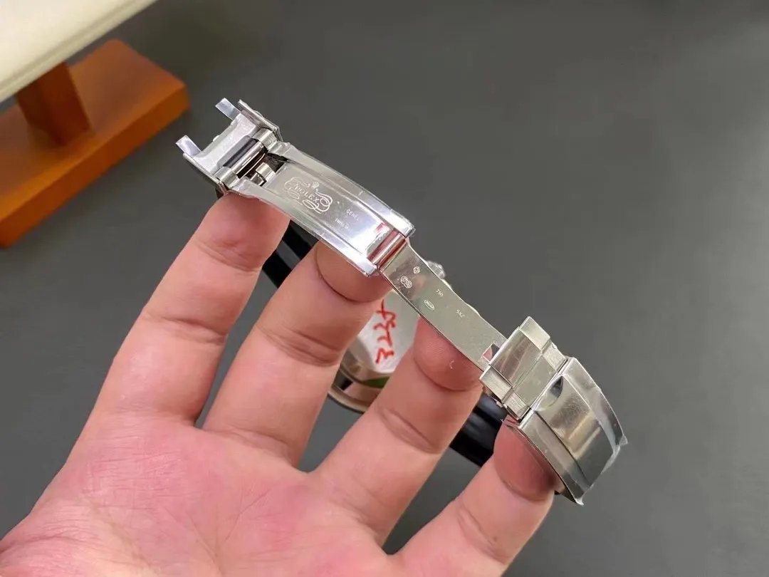 【High-end replica】💰1160! 【Customized all-in-one machine】💰1720! All Rolex Yacht-Master 40mm watches are shipped. On the basis of adhering to the characteristics of the brand, they are simultaneously matched with rubber straps and original buckles. [Movement] Equipped with dedicated and manufactured 0️⃣reworked, 💯new original Citizen 9015 fully automatic mechanical movement, with accurate travel time, excellent performance and a power reserve of up to 48 hours. [Case] 316L stainless steel case The original version of the ceramic ring rotates in both directions simultaneously, perfectly presenting the same curvature and luster as the original version. The ultra-strong high-density mineral glass mirror and exquisite workmanship perfectly inherit the original diving and swimming 🏊‍♀️Performance [Literal] The scale is clear, the luminous light is super long-lasting, the details are synchronized and authentic, the inner shadow ring is clear and the font is well-proportioned [Strap] 316L stainless steel adjustable buckle with imported high-quality rubber strap, comfortable and durable to wear ⚠️Please look for the exclusive quality