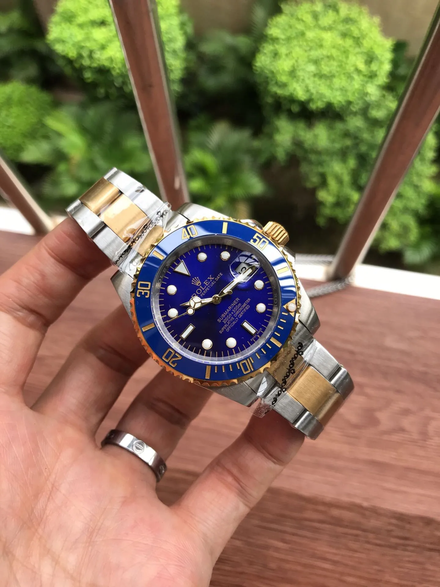[Foreign trade import] 💰850-485 Rolex 💯ROLEX 💥Submariner Submariner This is a play watch. It is so cool. [Wit][Wit] Submariner model 116610LV green plate 68,100HK$ Hong Kong price 5626 movement 40mm. If nothing else, this stainless steel material cannot be copied from the market. The Green Water Ghost is definitely the favorite of men and women who like to express their individuality. It looks good with girls and can be controlled at will. To be a cool girl, almost all celebrities and fashionistas must have one. The quality allows you to wear it in the counter without losing face. It beats the market products. It is versatile for casual and formal wear. Pay attention to the exclusive real-shot details. Don’t say anything. If you like it, hurry up and take action immediately💥 Please look for TAAA1211 from the inner shell.