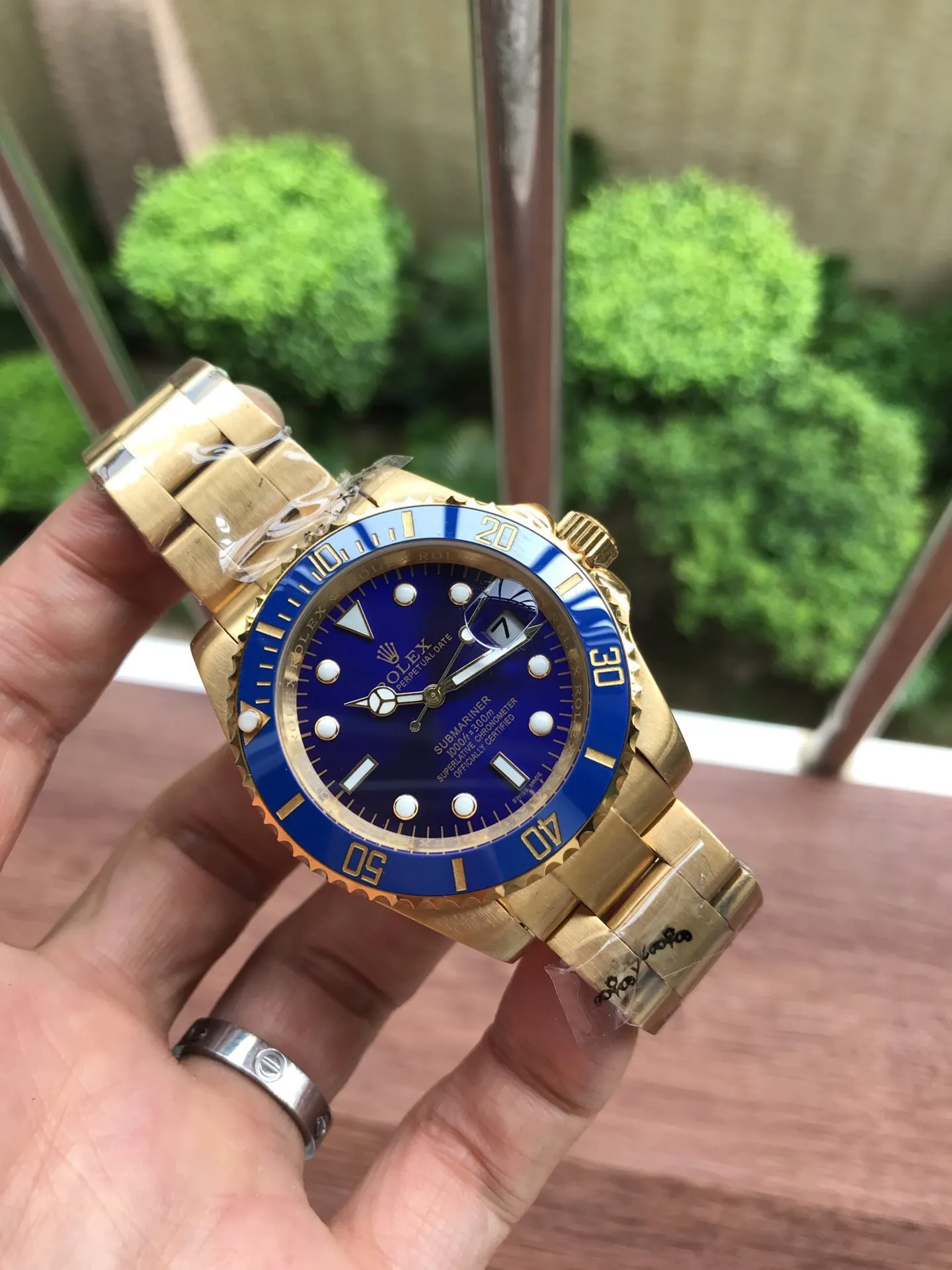 [Foreign trade import] 💰850-485 Rolex 💯ROLEX 💥Submariner Submariner This is a play watch. It is so cool. [Wit][Wit] Submariner model 116610LV green plate 68,100HK$ Hong Kong price 5626 movement 40mm. If nothing else, this stainless steel material cannot be copied from the market. The Green Water Ghost is definitely the favorite of men and women who like to express their individuality. It looks good with girls and can be controlled at will. To be a cool girl, almost all celebrities and fashionistas must have one. The quality allows you to wear it in the counter without losing face. It beats the market products. It is versatile for casual and formal wear. Pay attention to the exclusive real-shot details. Don’t say anything. If you like it, hurry up and take action immediately💥 Please look for TAAA1211 from the inner shell.