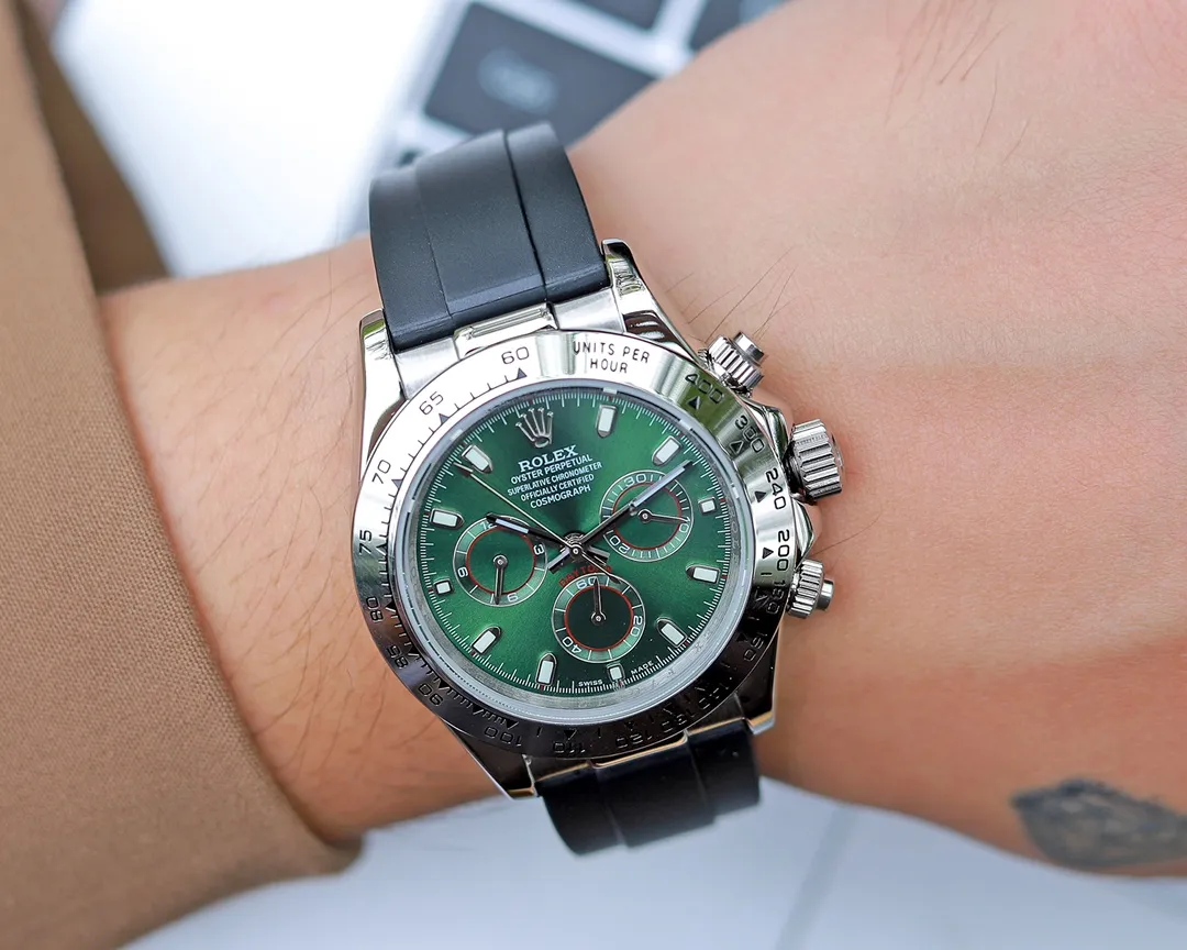 【Foreign Trade Import】💰1720! Rolex Daytona Series [Movement] A customized three-eye enlarged version of the fully automatic mechanical movement is used to ensure that the distance between the three function dials is consistent with the genuine product. [Case] ​​40mmX13mm deep black ceramic solid outer ring with tachymeter scale (made of real ceramic technology, non-scratchable, never faded, texture consistent with the genuine product) [Dial] Function dial fonts and dial logos are superimposed and printed using a superimposed printing process. There will be a slight bulge when viewed from the side. The background texture of the disk has been filtered and corrected countless times to ensure that it is 100% consistent with the original. The Rolex metal LOGO on it is separately molded, and it can be compared to the original in terms of three-dimensionality and roundness. The easy-to-read Chroma light luminous display is equipped with long-lasting luminous material. [Mirror] Flat sapphire crystal glass is scratch-resistant, and the effect will never be ghosted, consistent with the original product. ⚠️⚠️ (Six-digit Rolex's unique anti-counterfeiting mark, small crown👑) [Buckle] Made of imported 316 steel and polished from 1:1 parts. The inner side is sanded and corroded by the Rolex steel seal. The external buckle safety ring is exactly the same as the original one. ⌚️⌚️ Produced by Tt Factory, perfect in every detail.
